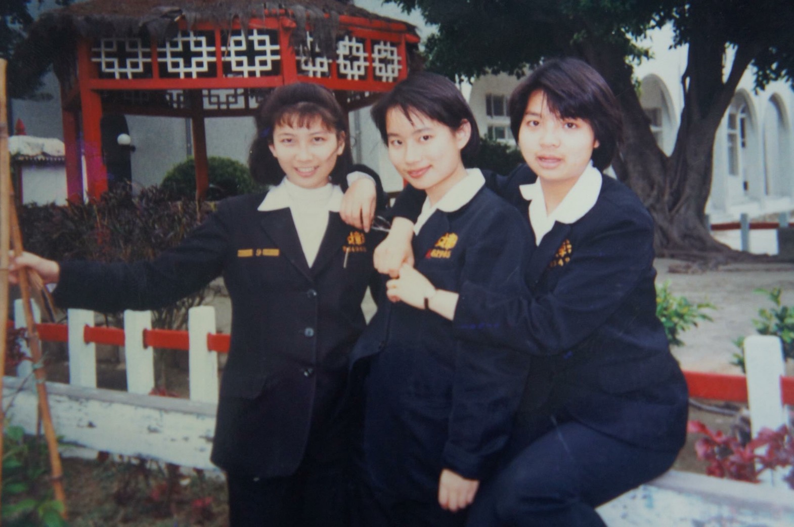 吳音寧（中）就讀彰化女中時即展現叛逆性格，鼓吹同學不要聽話加入國民黨。右為同窗好友立委林淑芬。（吳音寧提供）