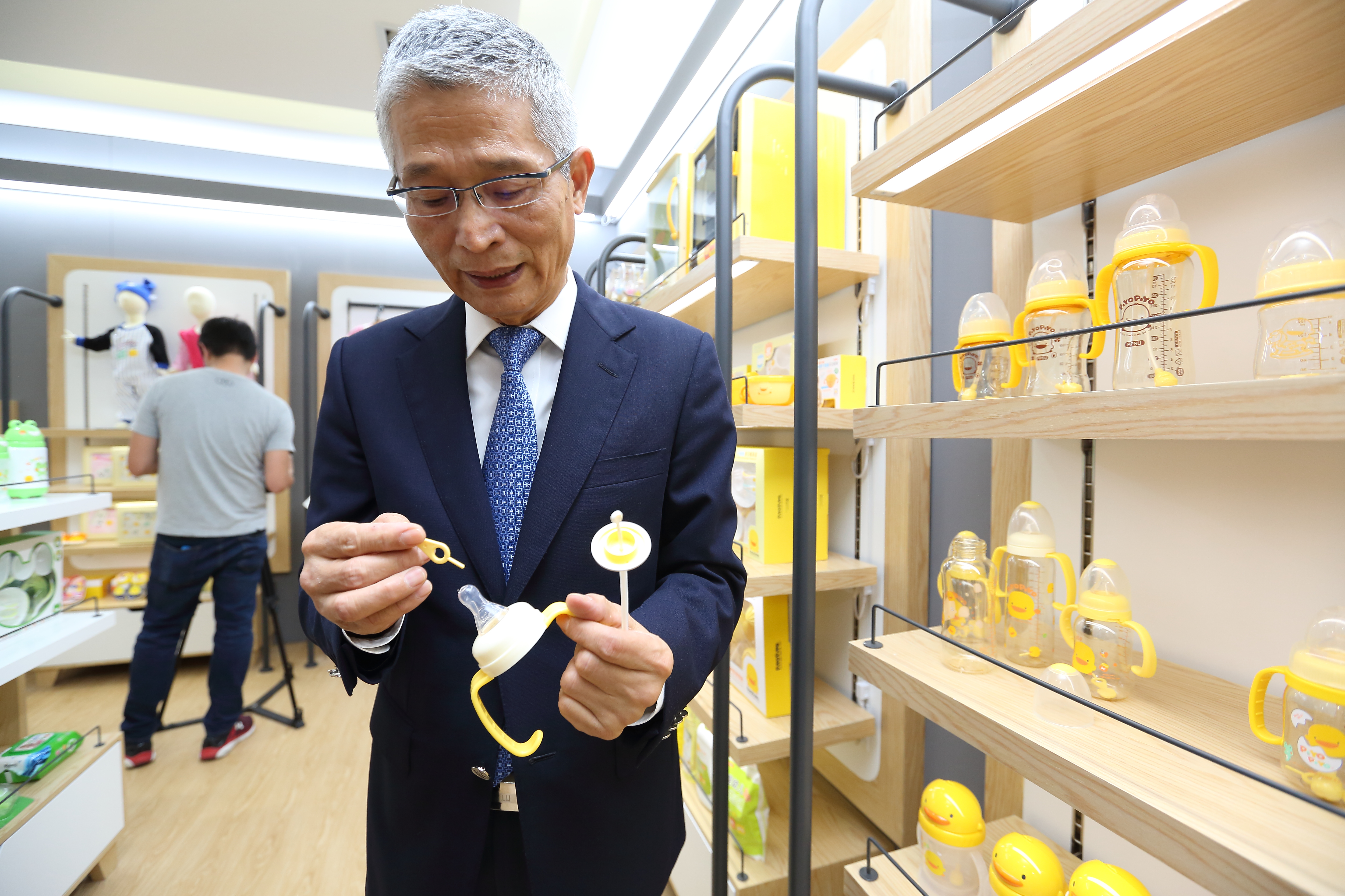 東凌集團的奶嘴使用食用級矽膠，用久了會變硬、沾黏，附上通恐棒。