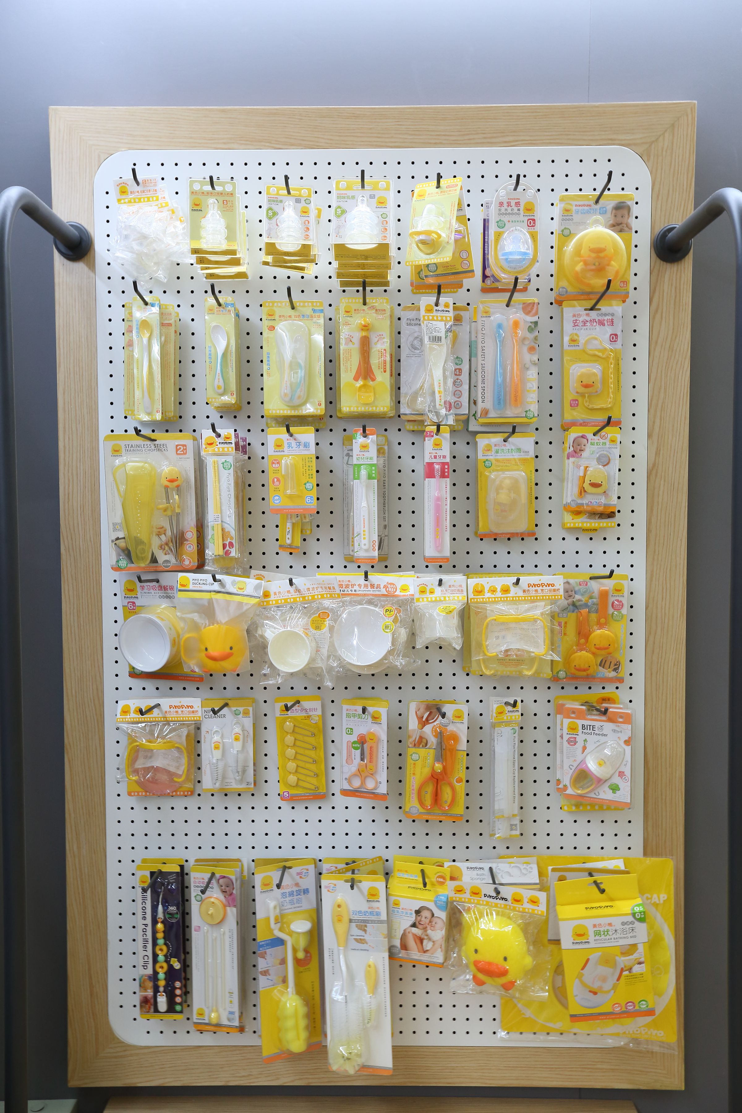 東凌嬰幼產品琳瑯滿目，奶嘴、奶瓶刷、指甲剪及湯匙都可見招牌黃色小鴨IP圖案。