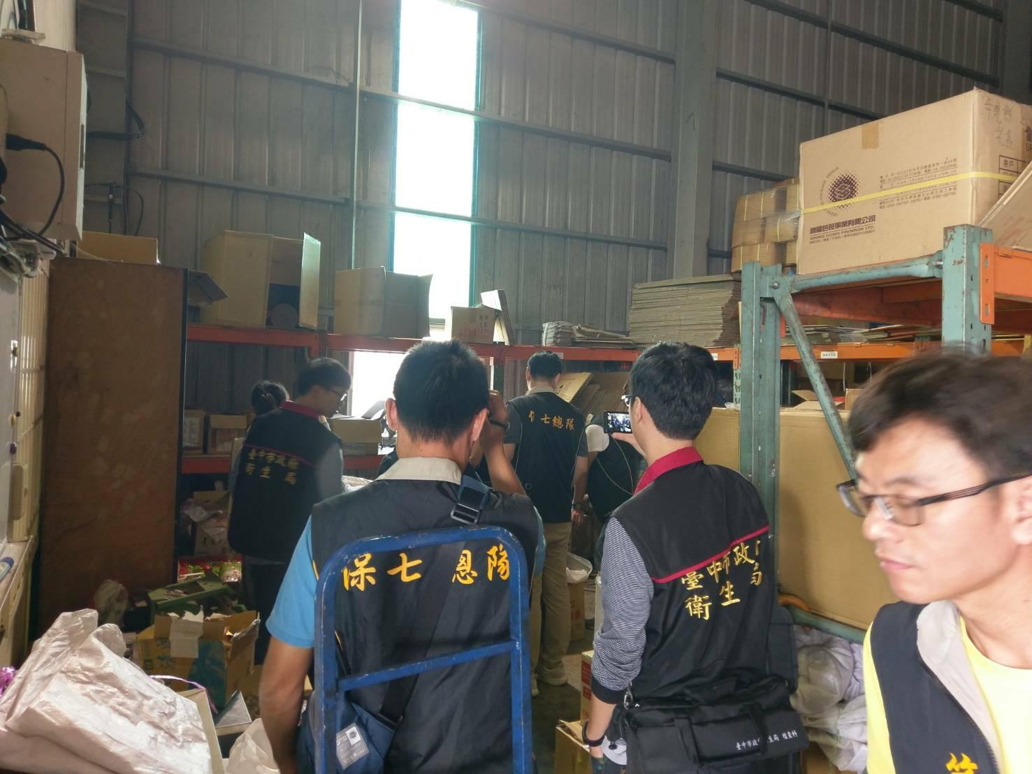 台中大廟口食品遭檢警衛查緝。(翻攝畫面)
