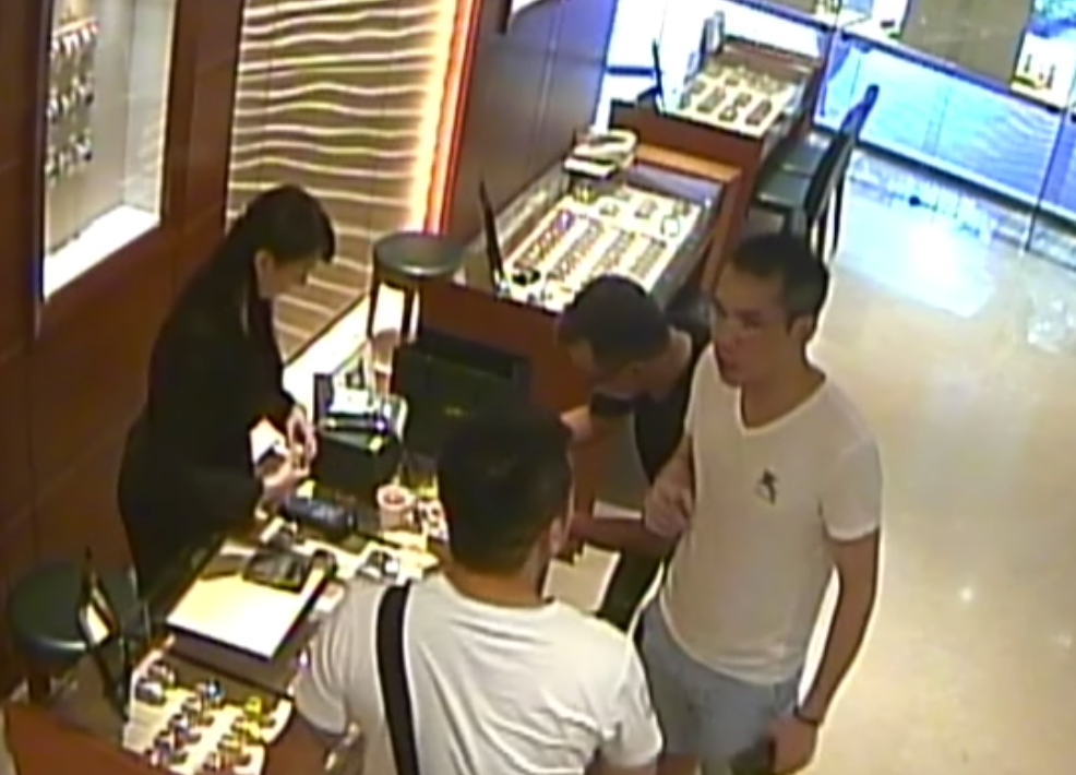 吳嫌、李嫌等人，持外國信用卡至北市鐘錶行道刷得逞。（警方提供）