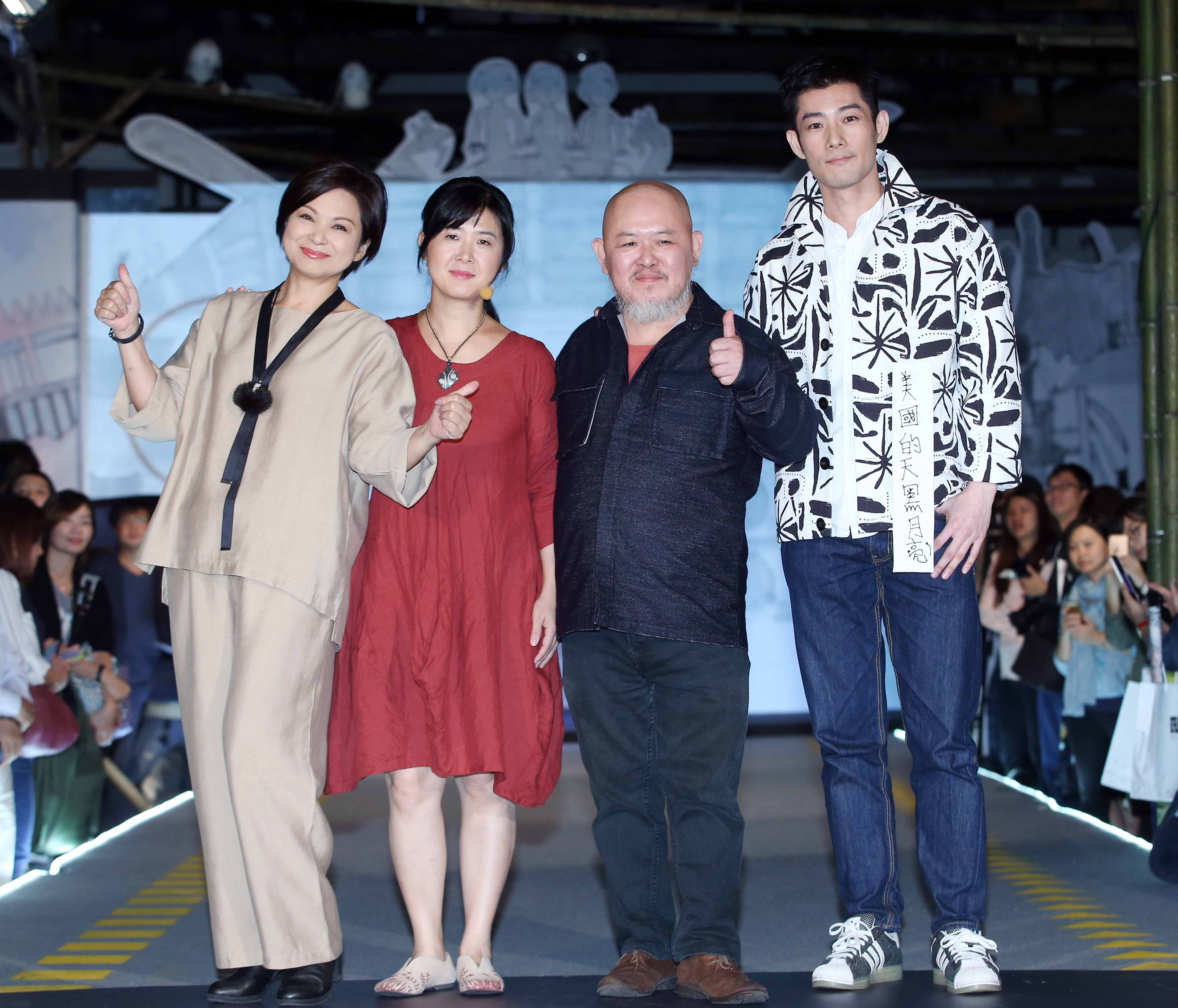 施易男穿上自閉症青年跨界結合台灣設計師的服飾，大讚不輸國外設計。（多寶藝術學堂提供）