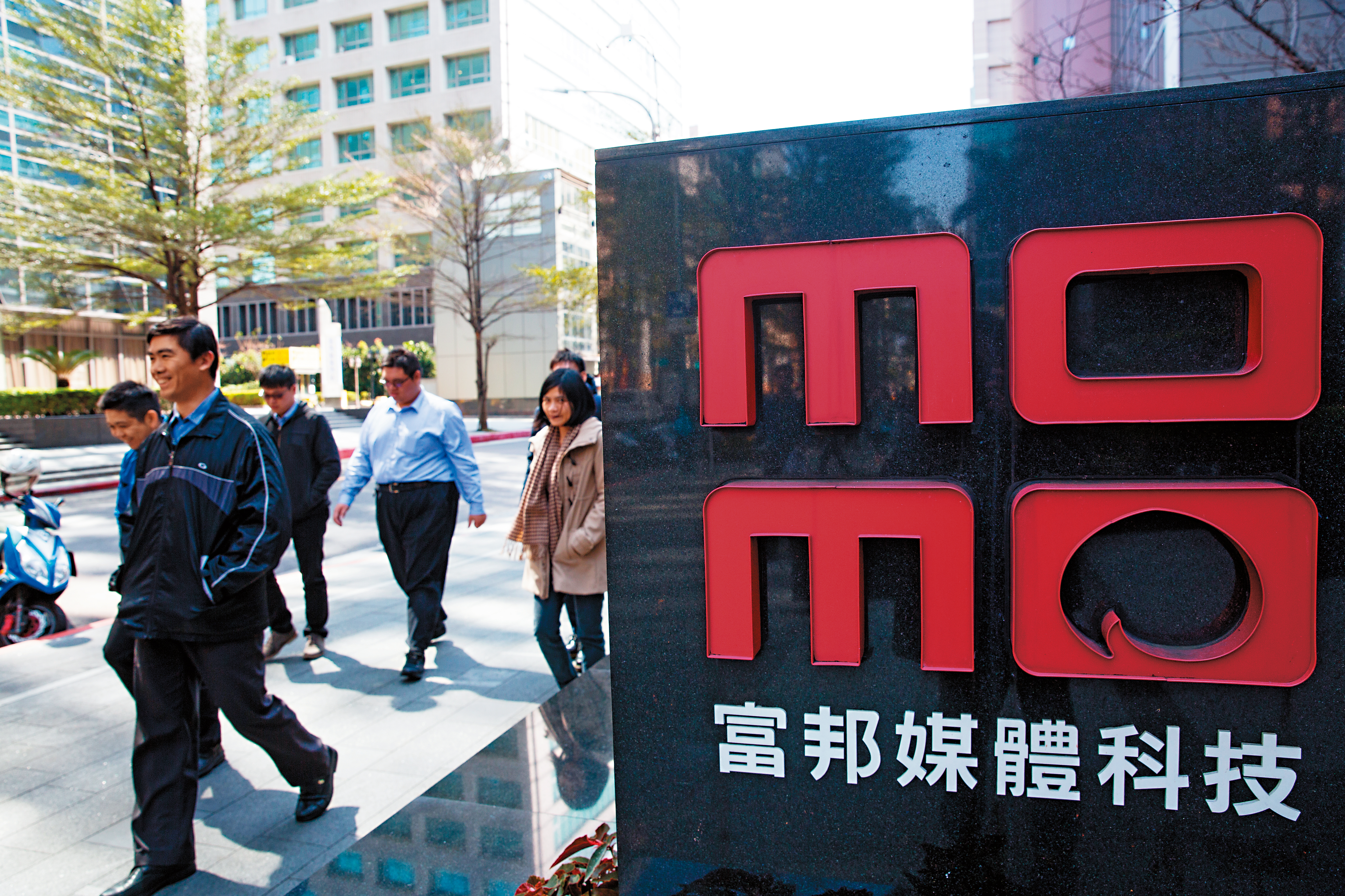 國內電商平台momo的客戶主要來自上班族,尤其美妝產品深受歡迎。