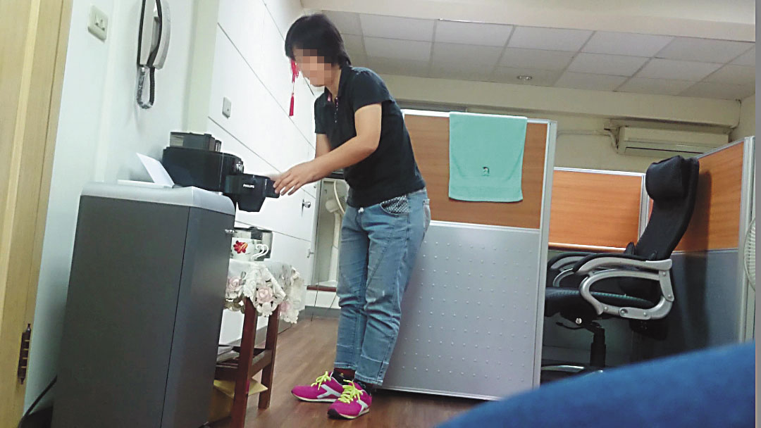 華欣文化基金會辦公室約20坪大，會計小姐悠閒地煮咖啡。