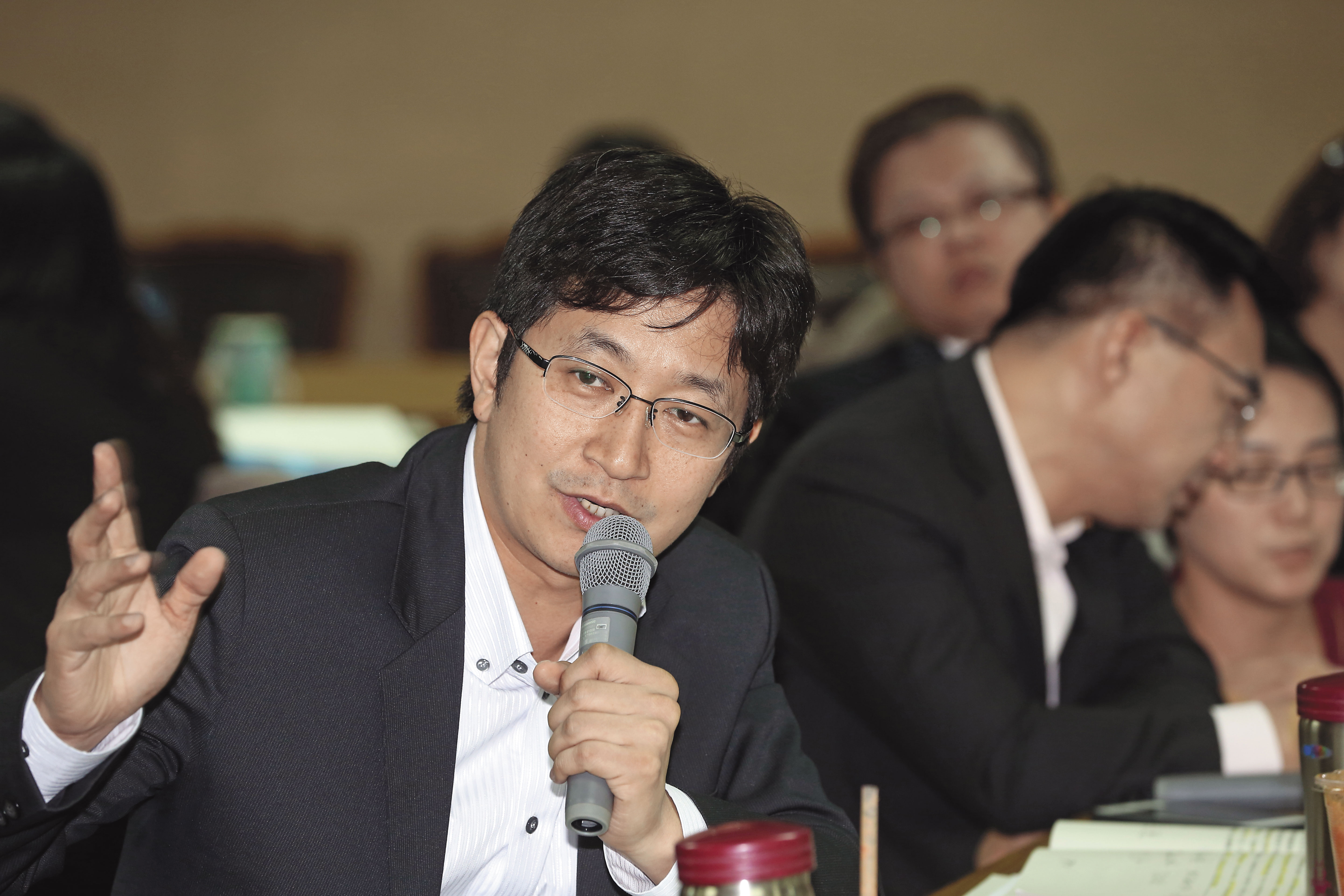 立委蔡適應質詢華欣文化基金會人事費過高等問題，質疑有黨庫通國庫疑慮。