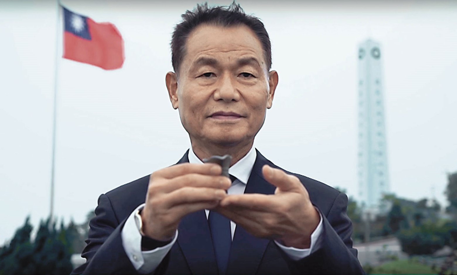 華欣文化基金會轉型為影像拍攝單位，才剛替退輔會拍攝《爝火不息》微電影，並請到主委李翔宙演出。（翻攝退輔會影片《爝火不息》）