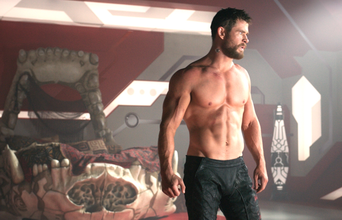 《雷神索爾3:諸神黃昏》中的雷神索爾頭髮變短了,肌肉還是超大塊。(博偉提供)