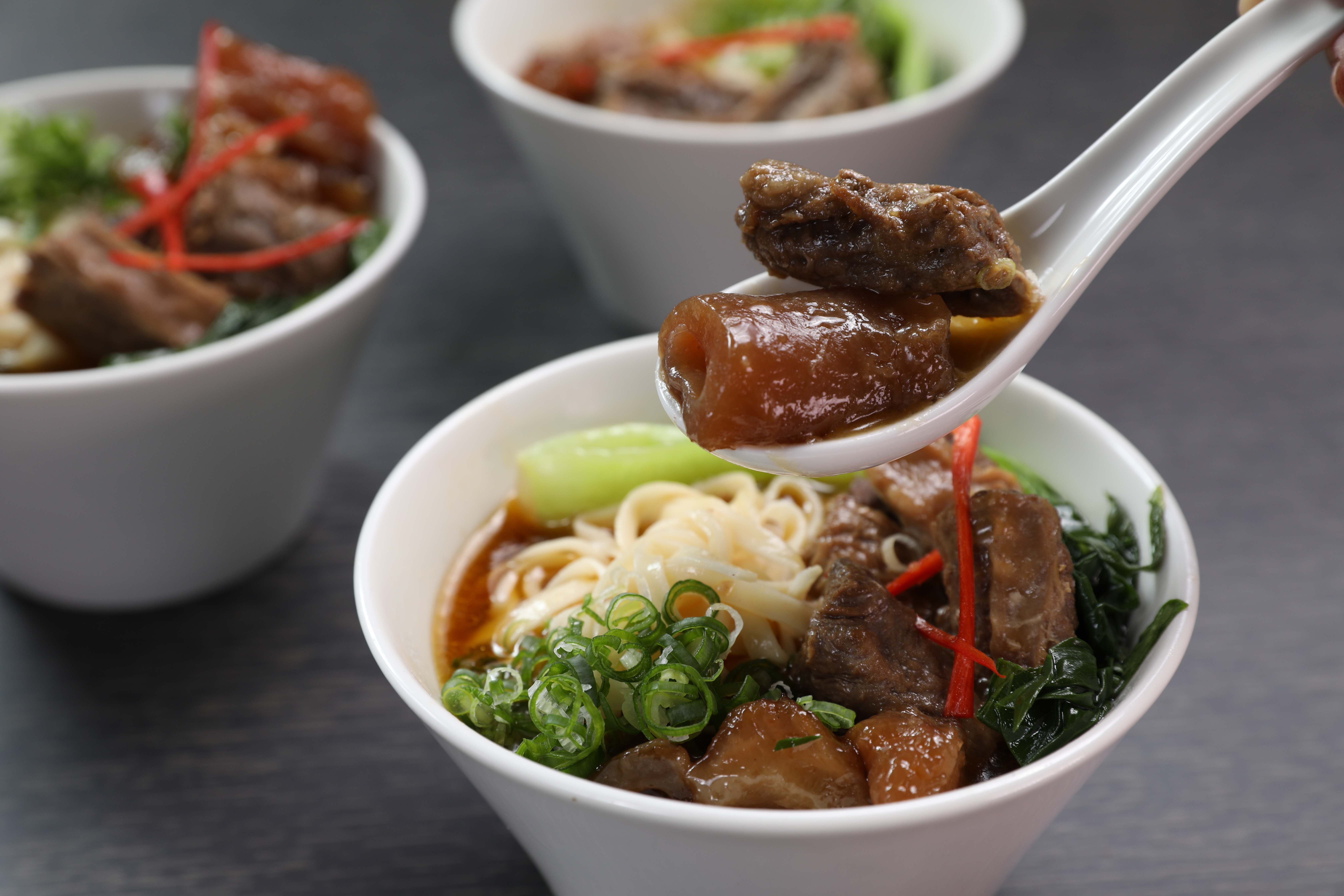 「MU Table」晚餐限定、半筋半肉「紅燒牛肉麵」本在「台北喜來登大飯店」大廳酒吧才有，現在來「礁溪寒沐酒店」就吃得到。（晚餐限定）