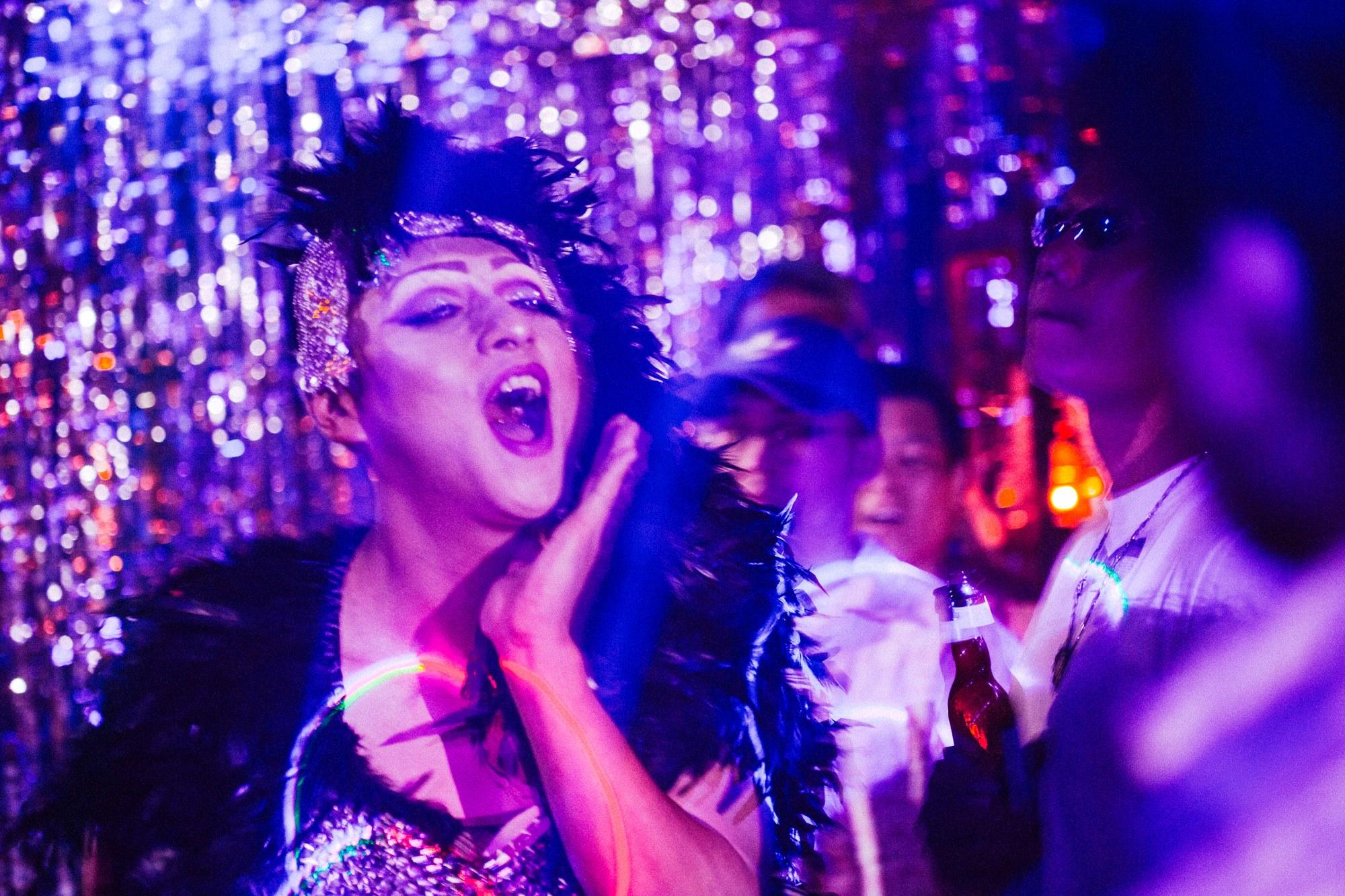 鄭人碩在《阿莉芙》片中飾演白天是平凡公務員,晚上卻變成狂野的變裝皇后,高反差演技讓人十分驚豔。(海鵬提供)