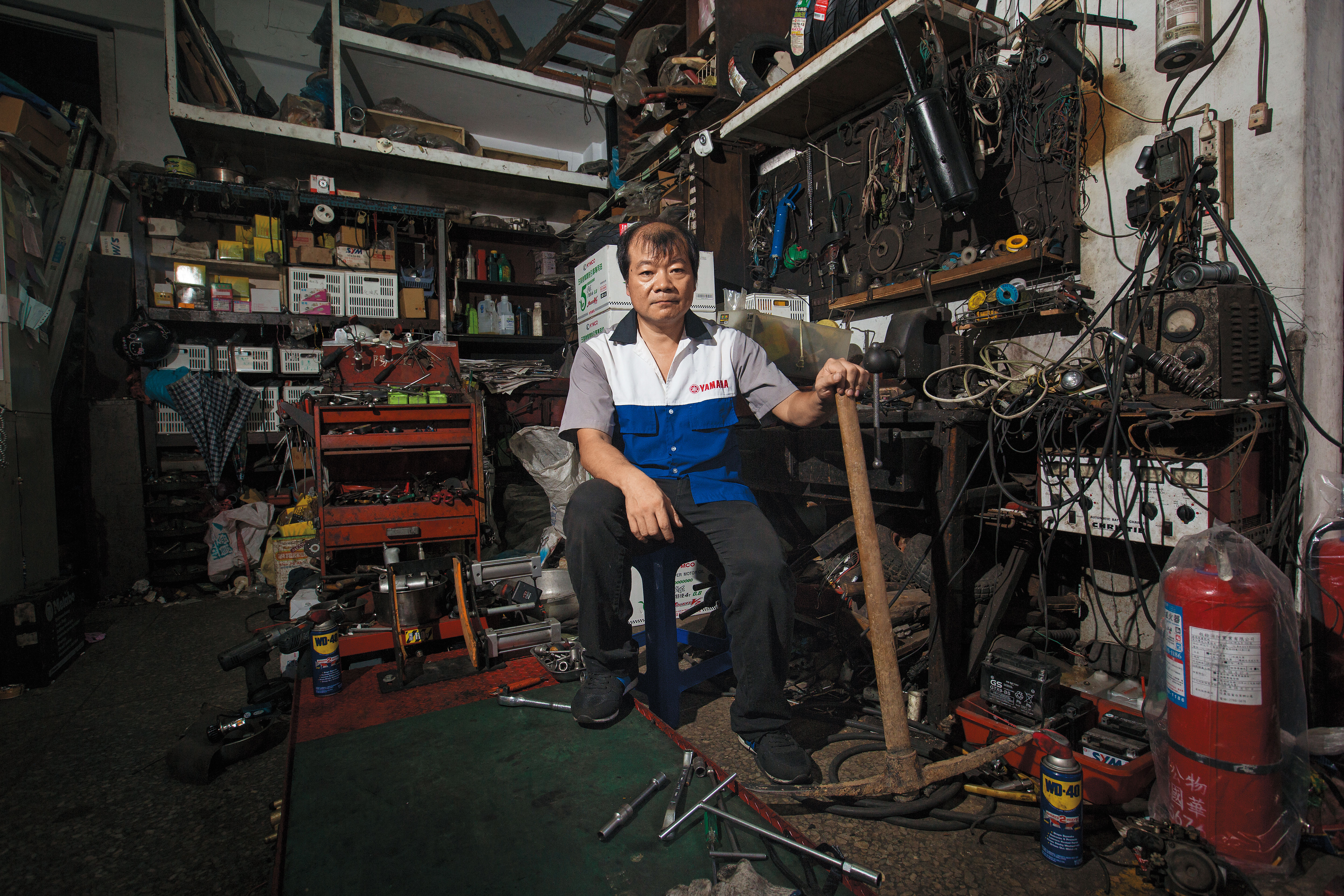 彭家原本務農，後來彭龍三的父親開了機車行，再傳給兒子彭龍三，現在父親多半在郊外種菜，十字鎬就放店裡。