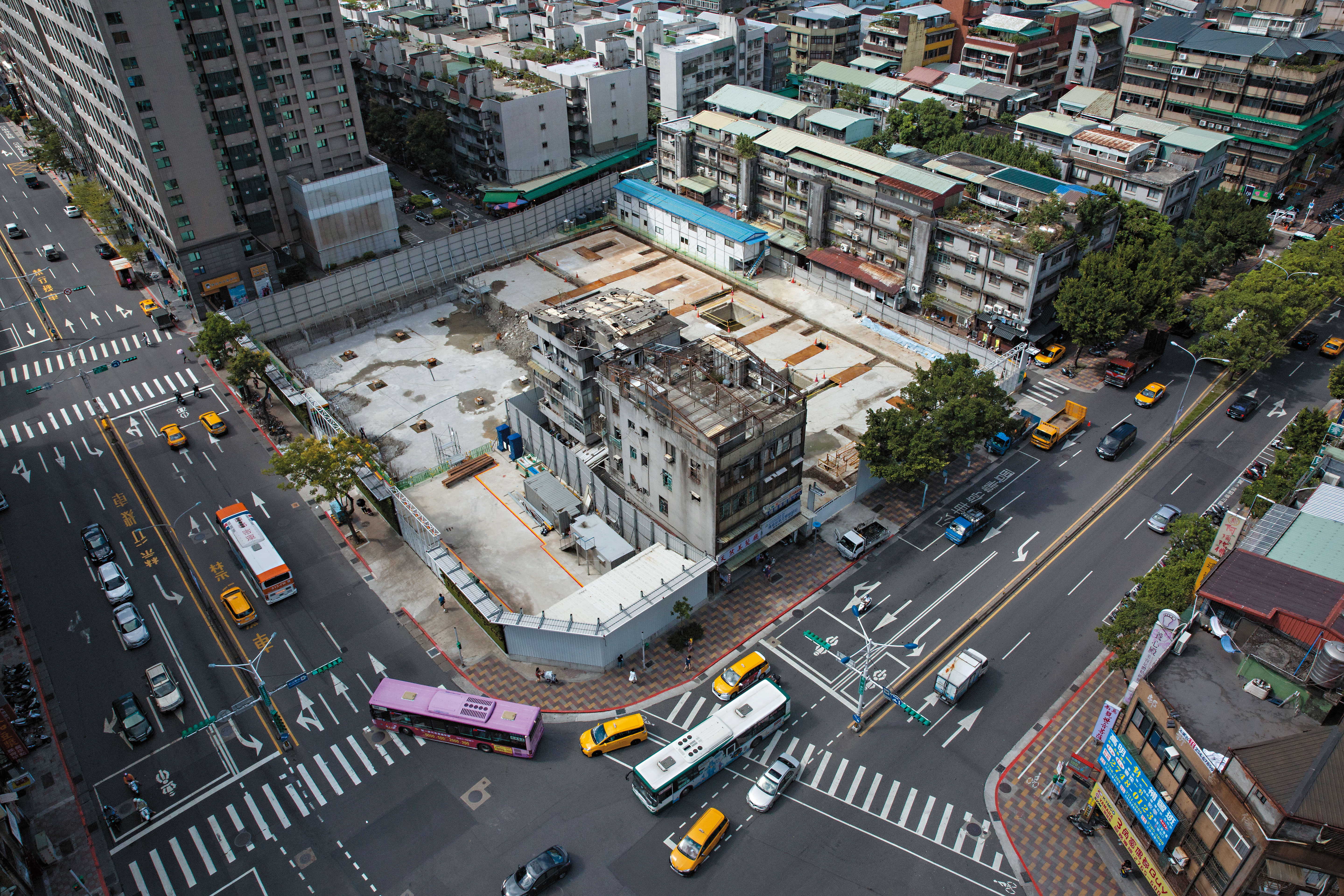 永春都更案位在忠孝東路五段(左側馬路)與松山路(右側馬路)交叉口,左方高樓即位於永春捷運站正上方、每坪百萬元的共構宅E.A.T。