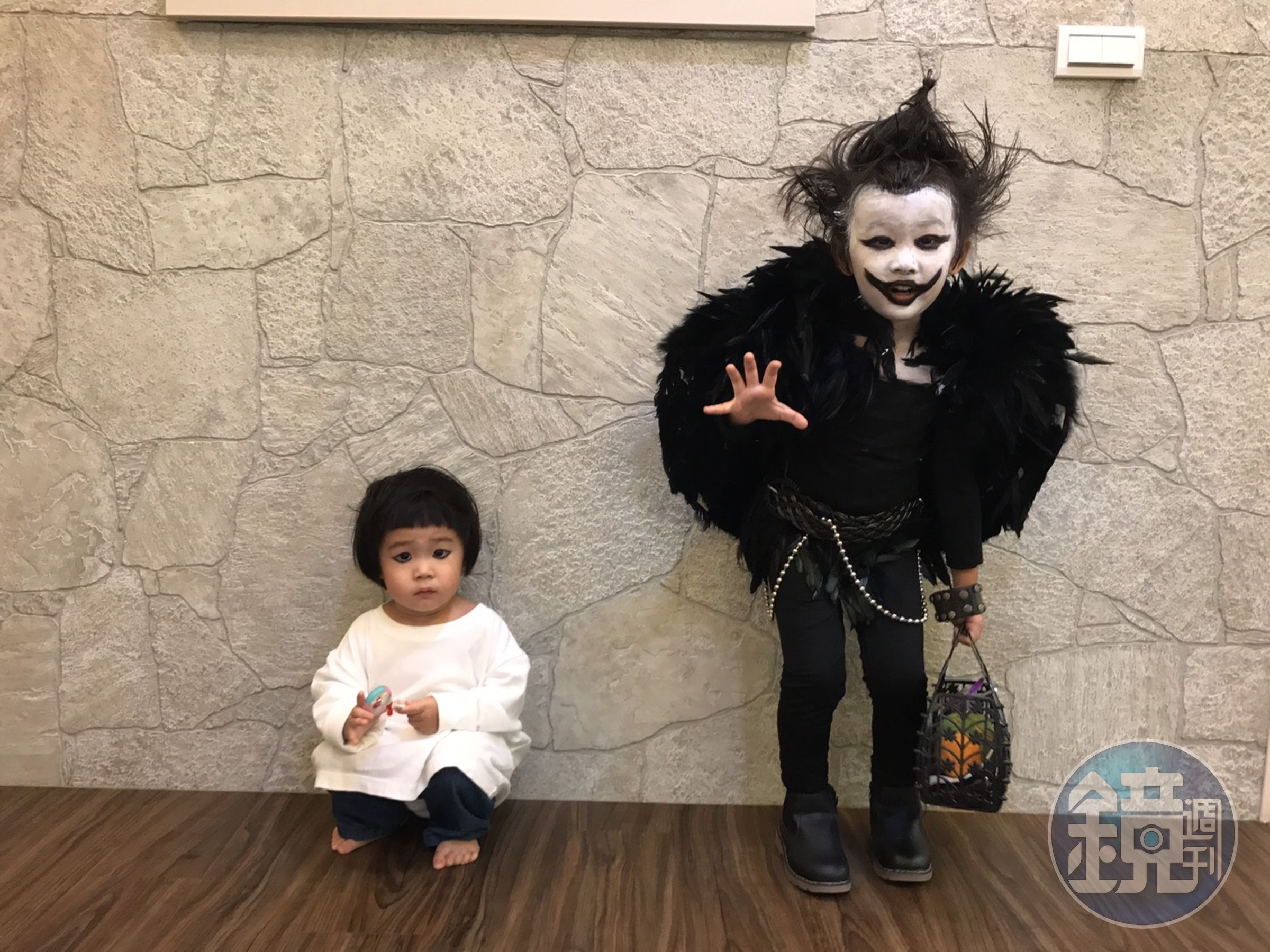 萌萌今年的萬聖裝扮是死神，卻把一旁扮死神敵人Ｌ的妹妹嚇哭。（伊林提供）