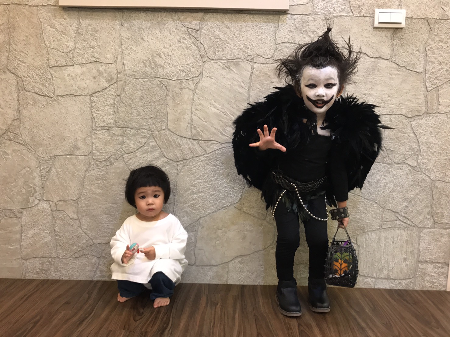 萌萌今年的萬聖裝扮是死神，卻把一旁扮死神敵人Ｌ的妹妹嚇哭。（伊林提供）