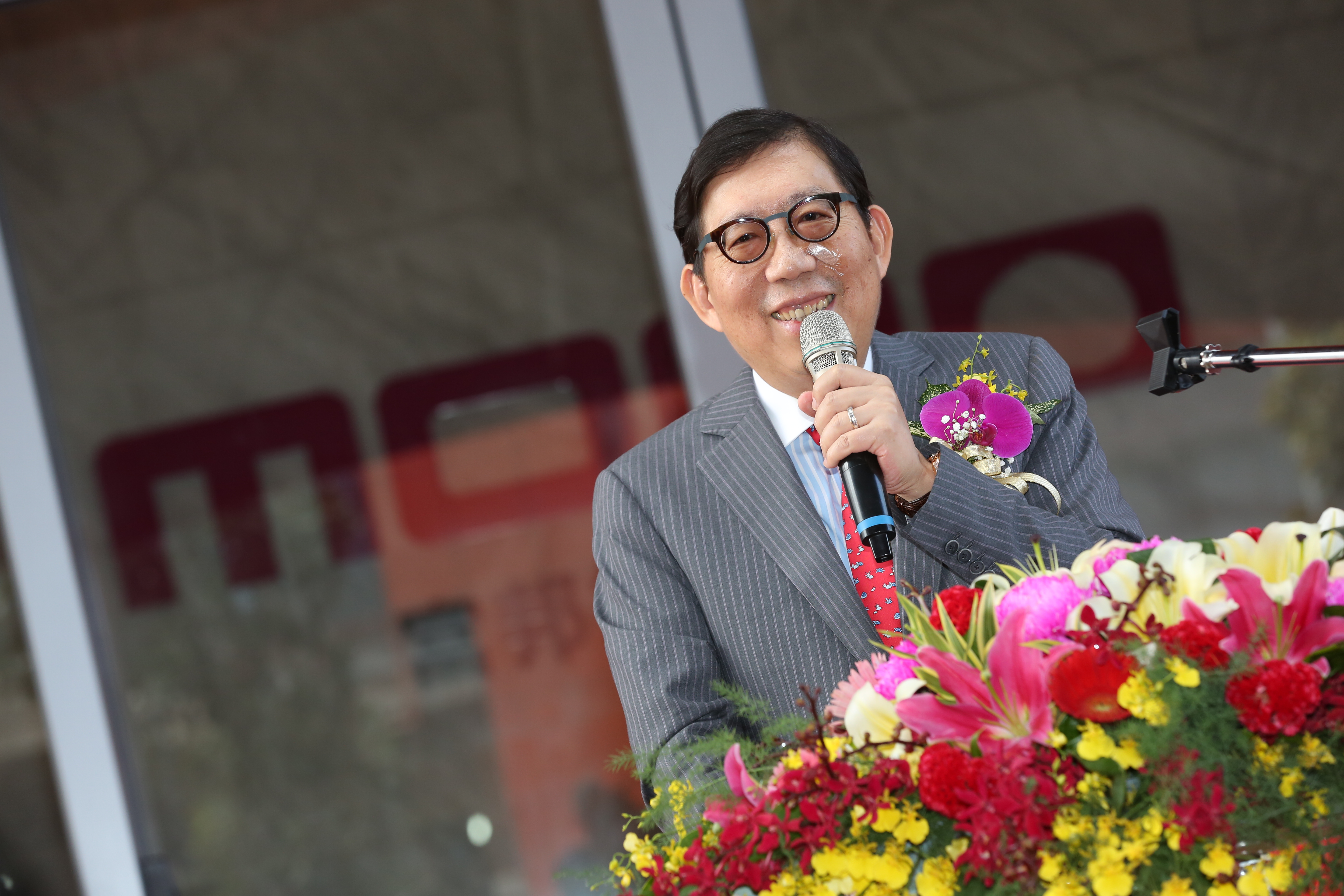 MOMO 在桃園高鐵站附近蓋的第一座自動化物流中心正式竣工。