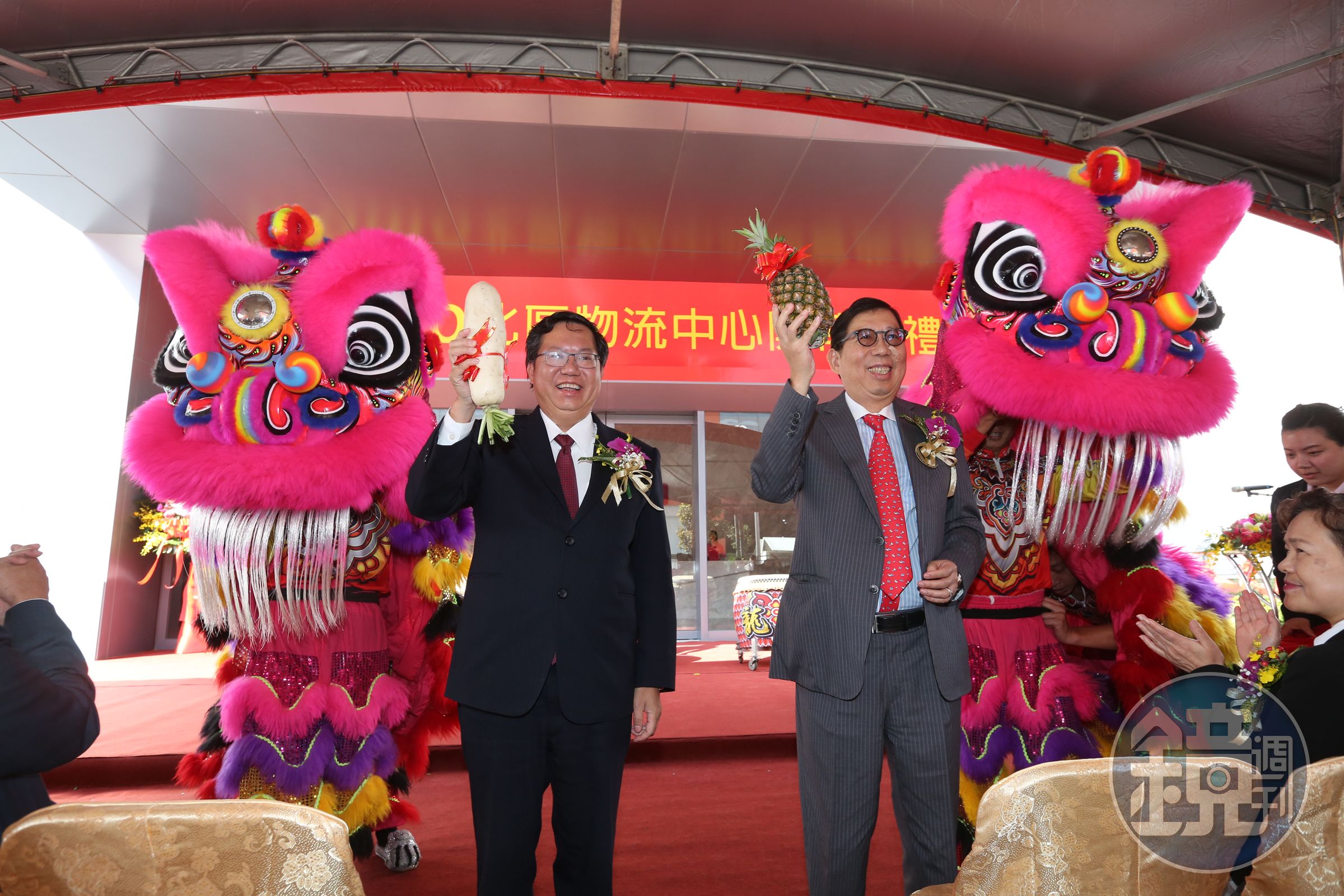 桃園市長鄭文燦（左）出席開幕典禮，大大推銷桃園是物流中心聚集處。