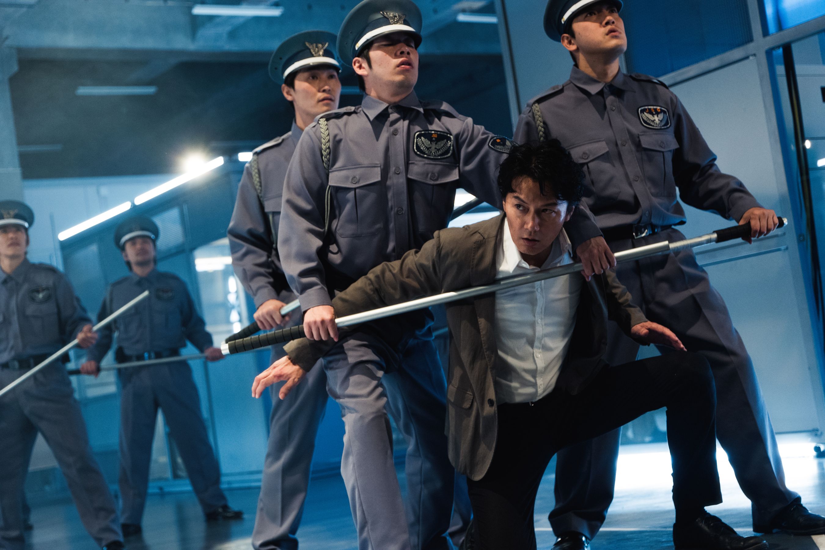 男神福山雅治雖然演過多部日劇及電影，卻沒有演出大型動作片的經驗，但他這次也獻出不少動作場面，是個大挑戰。（華映提供）