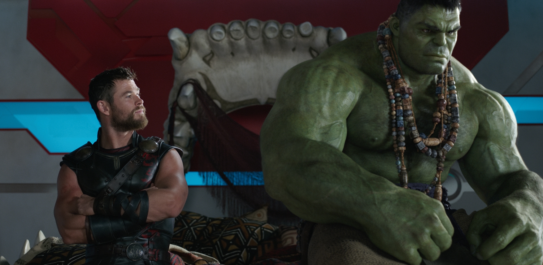 《雷神索爾3》有延續前作脈絡也開創新橘，畫面色彩豔麗、笑點層出不窮，電影基調活潑亢奮，是另一種爽片體驗。（迪士尼提供）