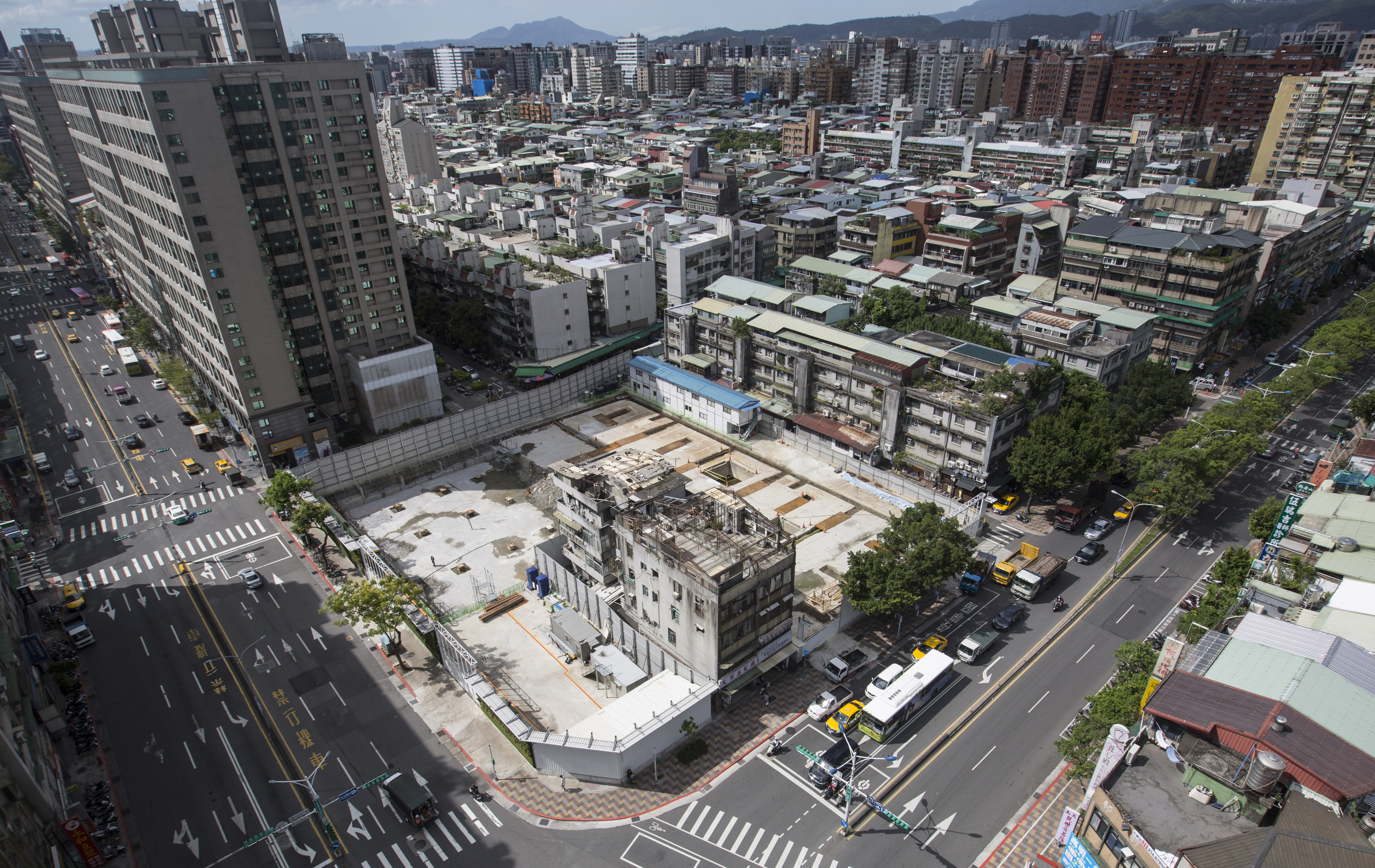 永春都更案的容積獎勵高達76%，飆破上限50%。有些專家學者認為，失控的容積獎勵可能替都市帶來更嚴重的問題。