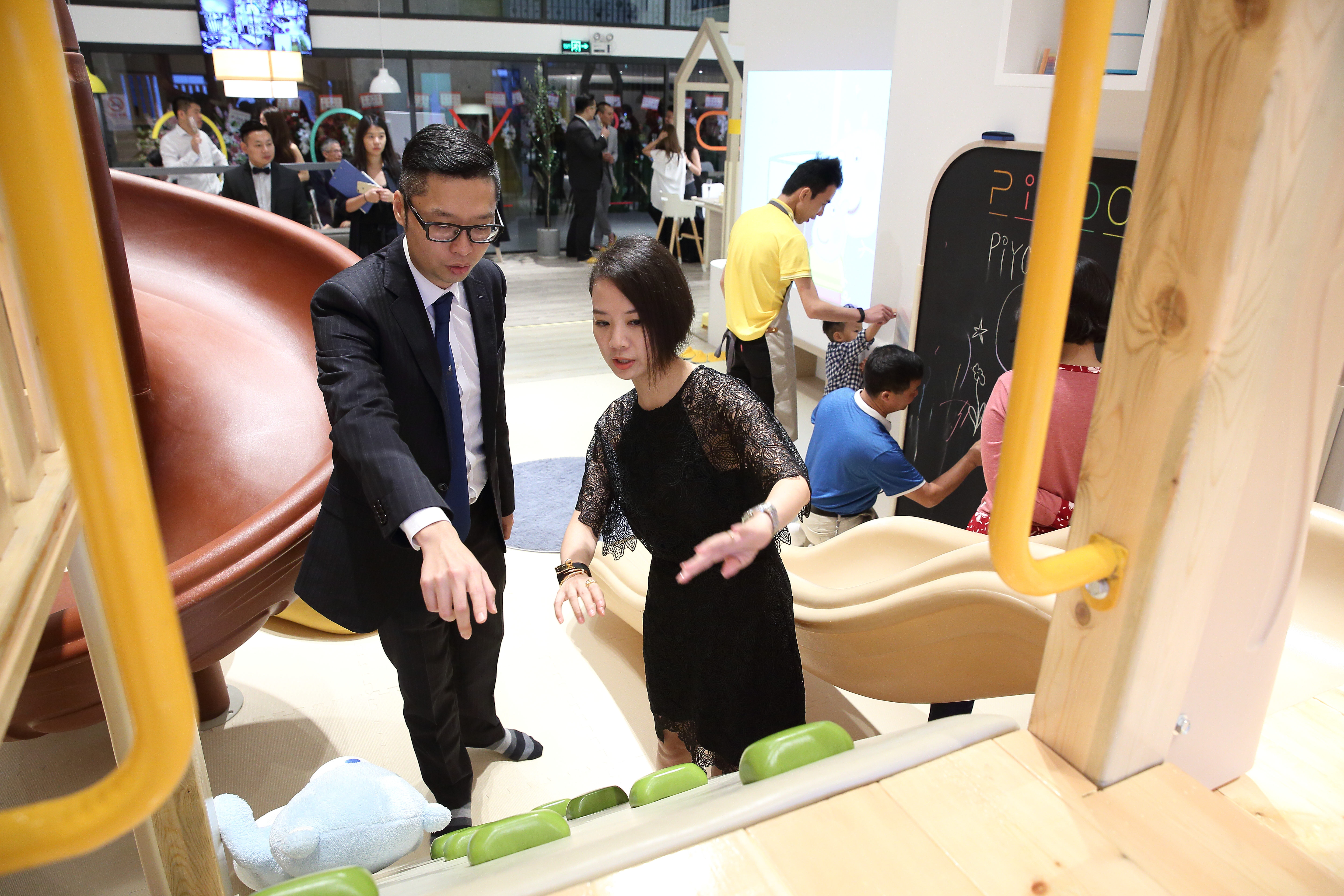 東凌集團第2代許永融（左）與妻子許亦瑄定居上海，全心衝刺事業。