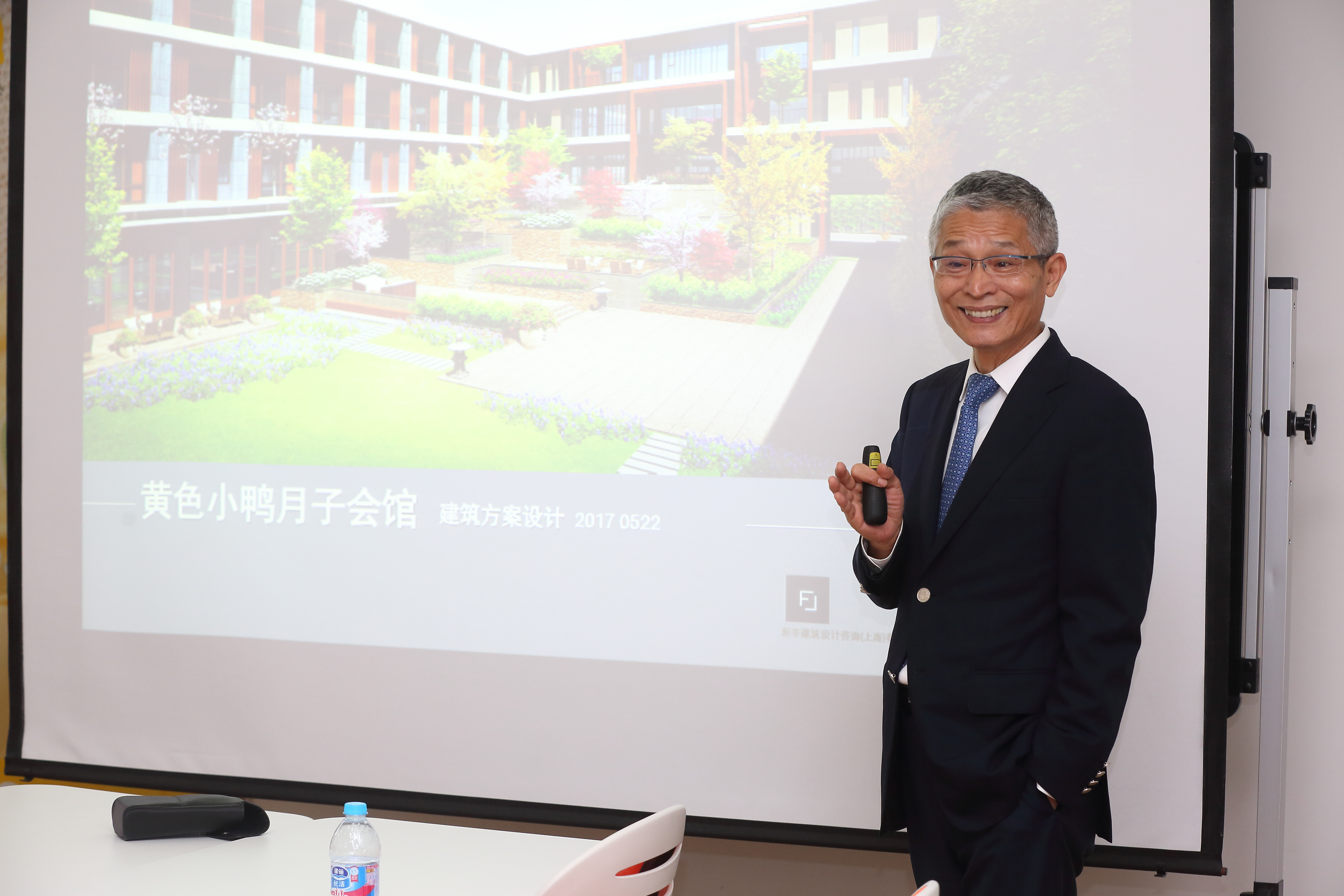 東凌月子中心會館是大陸第一例就地工變商產業升級案例，許復進對媒體說明實施進度。