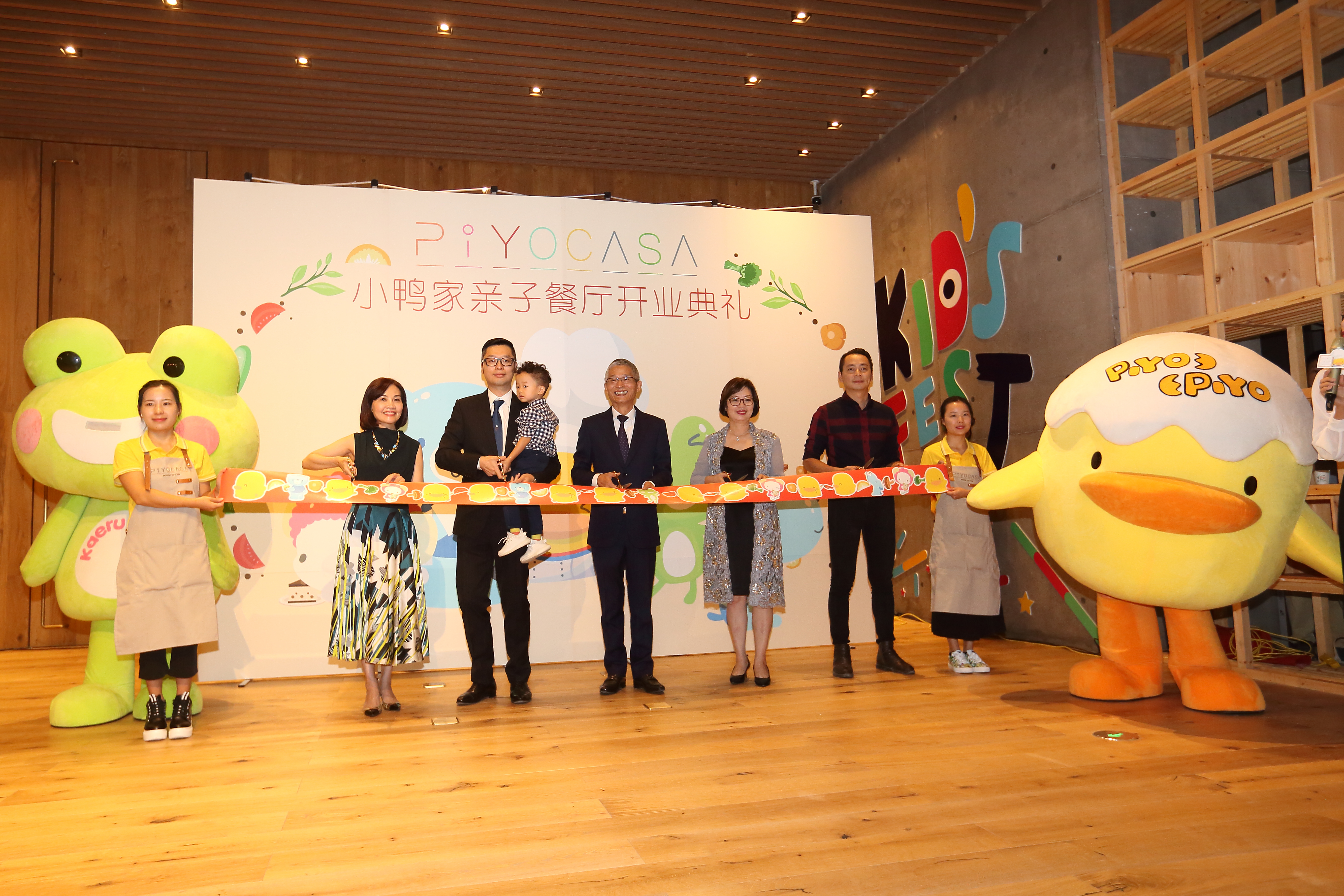 東凌集團早在19年前就將Q版黃色小鴨造型PIYOPIYO註冊IP，上海親子餐廳充斥小鴨IP元素。