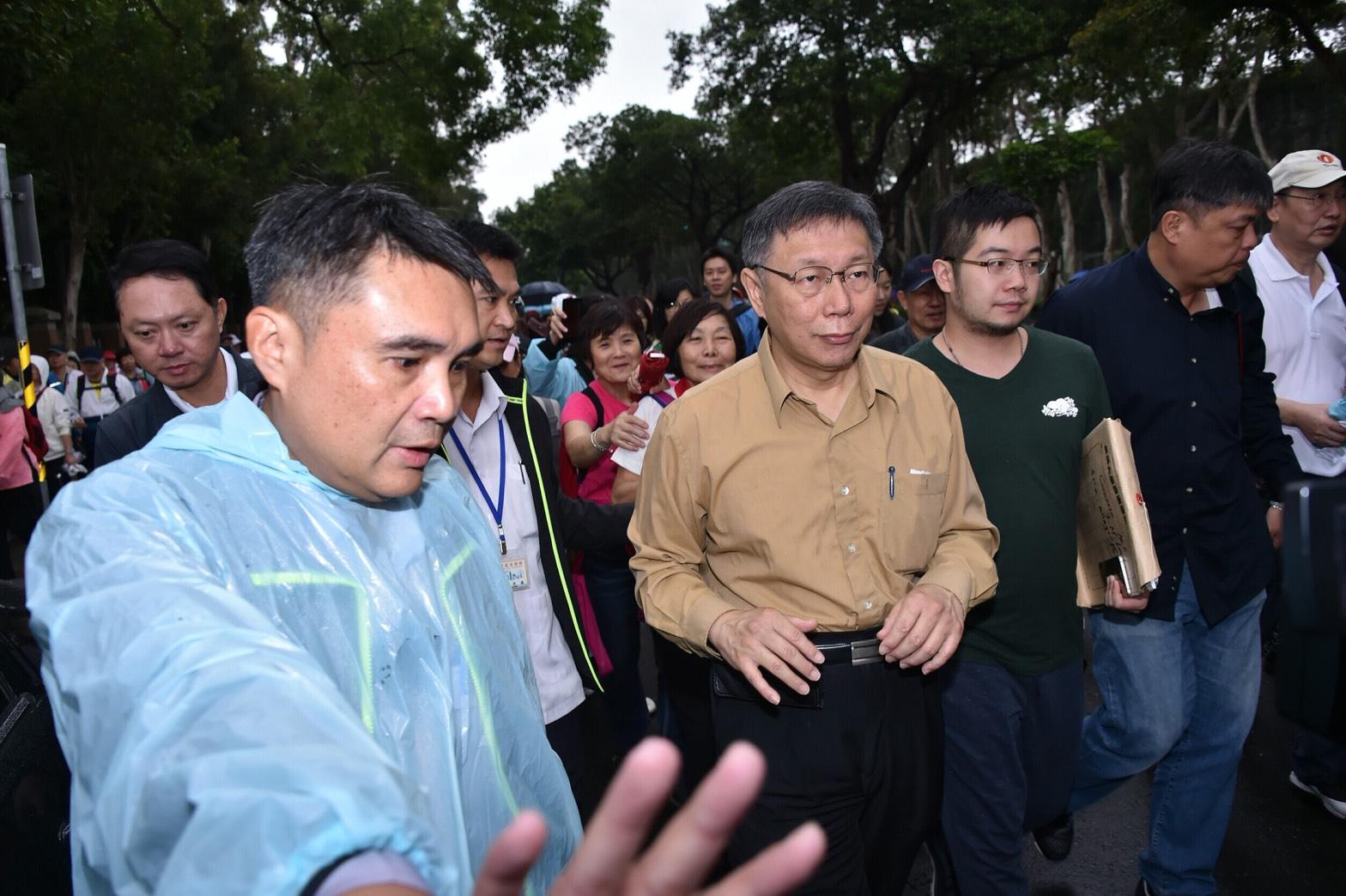 舉辦重陽節的登山活動,柯文哲坦言市府應變能力太差,回去會有檢討報告。(台北市政府提供)