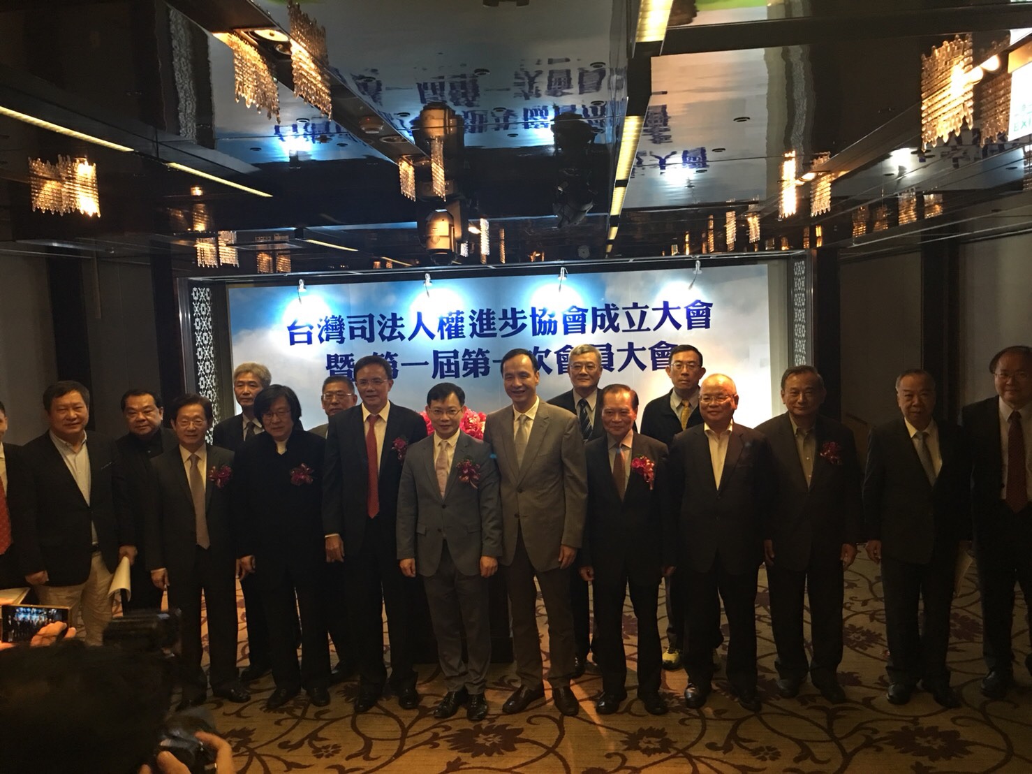 司法人權進步協會今成立，除了法務部次長陳明堂及蔡碧仲、檢察總長顏大和與北檢檢察長邢泰釗、士林檢察長張清雲到場外，還有60位現任檢察官及法官到場。