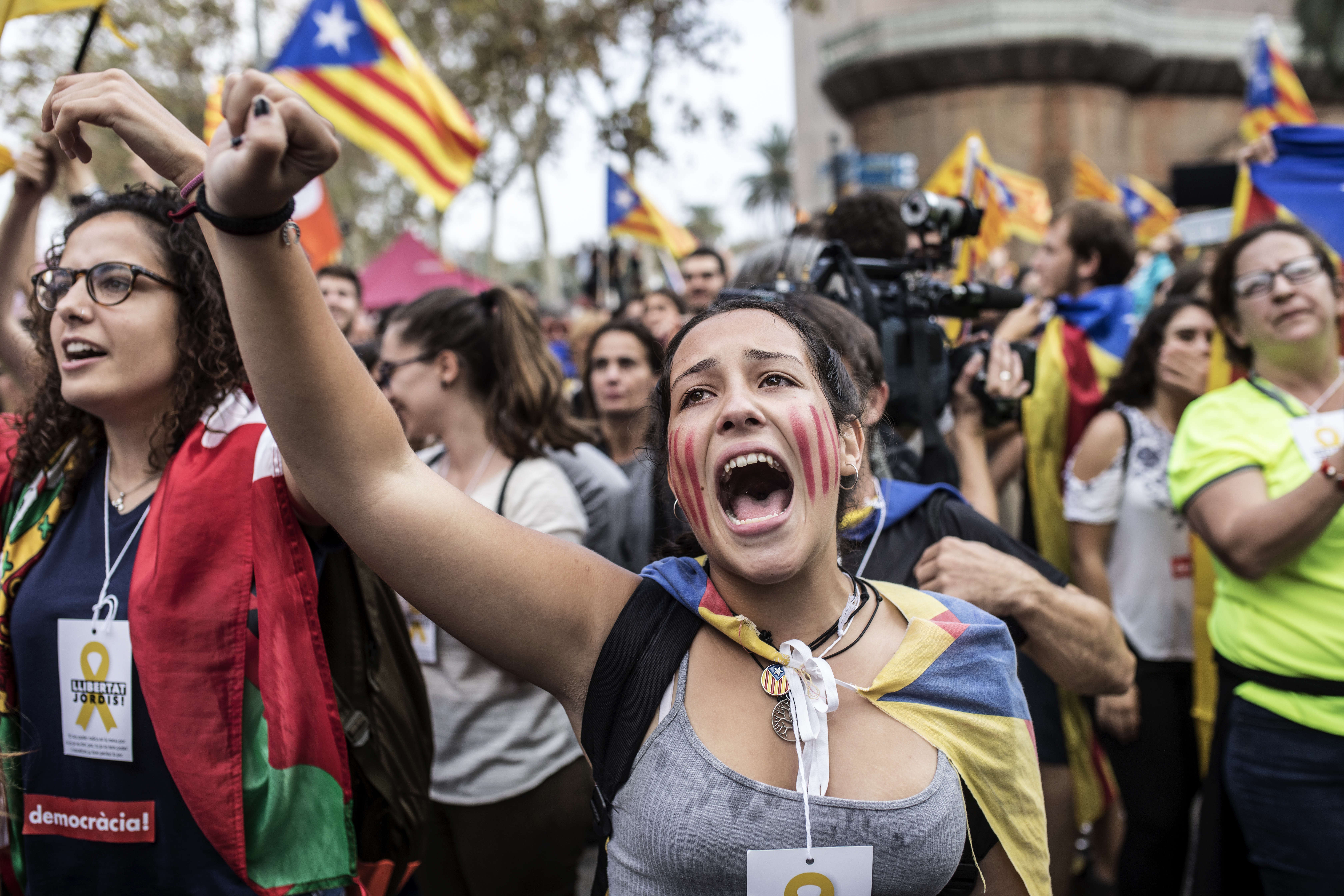成千上萬的加眾走上街頭，歡欣慶祝議會通過「加泰隆尼亞共和國」成立。（東方IC）