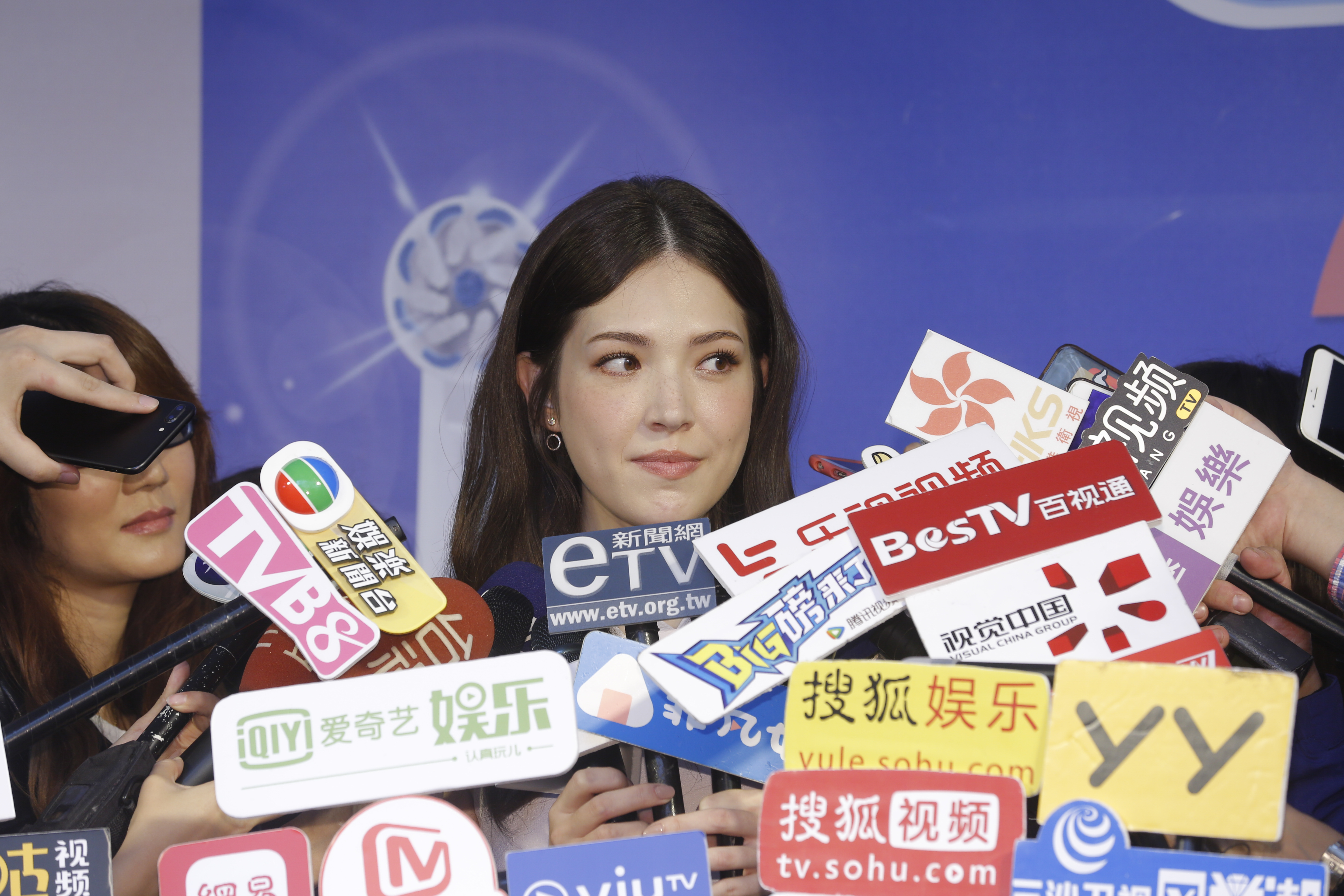 戀情曝光後首度公開亮相，許瑋甯面對媒體追問男友險些招架不住。