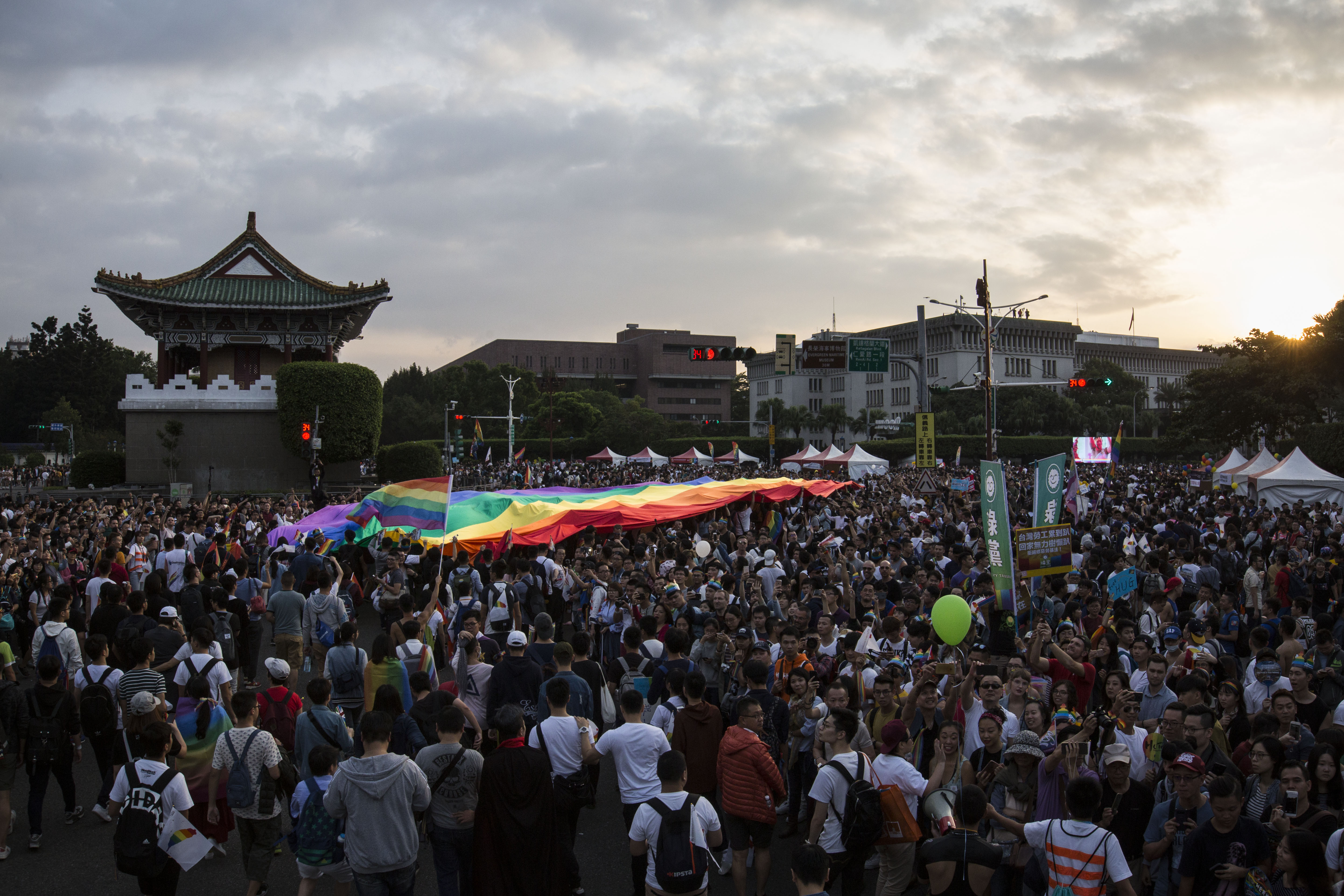 由於天公作美今天下午放晴，讓參與的人數暴增，主辦單位晚間宣布參與人數達到12.3萬人，創下台灣同志遊行史上的新高。