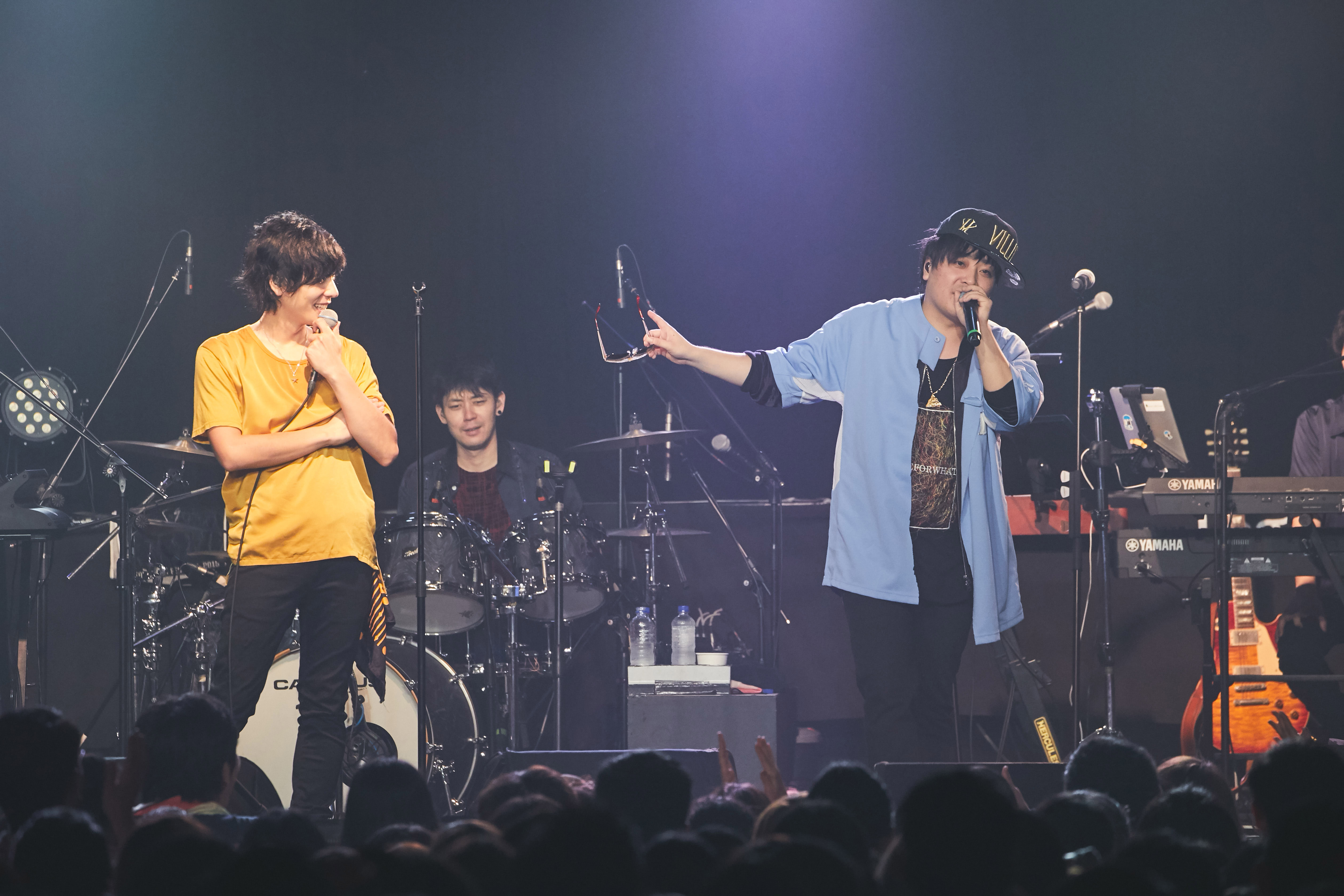 flumpool凡人譜主唱山村隆太（左）和吉他手阪井一生（右）以〈魚仔〉和〈FLY OUT〉對決人氣，一生還換上嘻哈造型。（相信音樂提供）