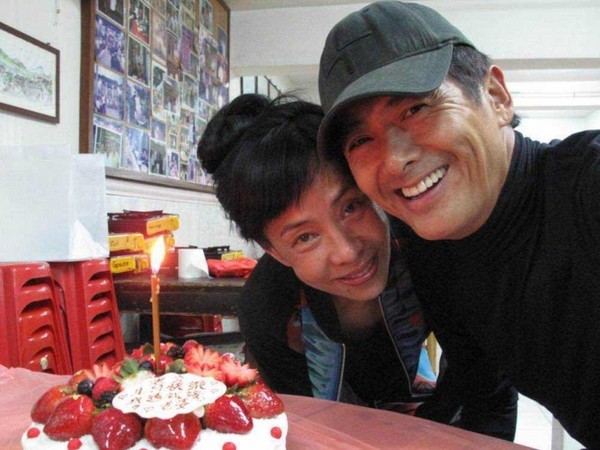 陳薈蓮也感謝周潤發31年來的疼愛，她表示自己愛吃辣，丈夫反而吃得比較清淡，但每次出門覓食時，周潤發往往以她為優先。（翻攝自微博）