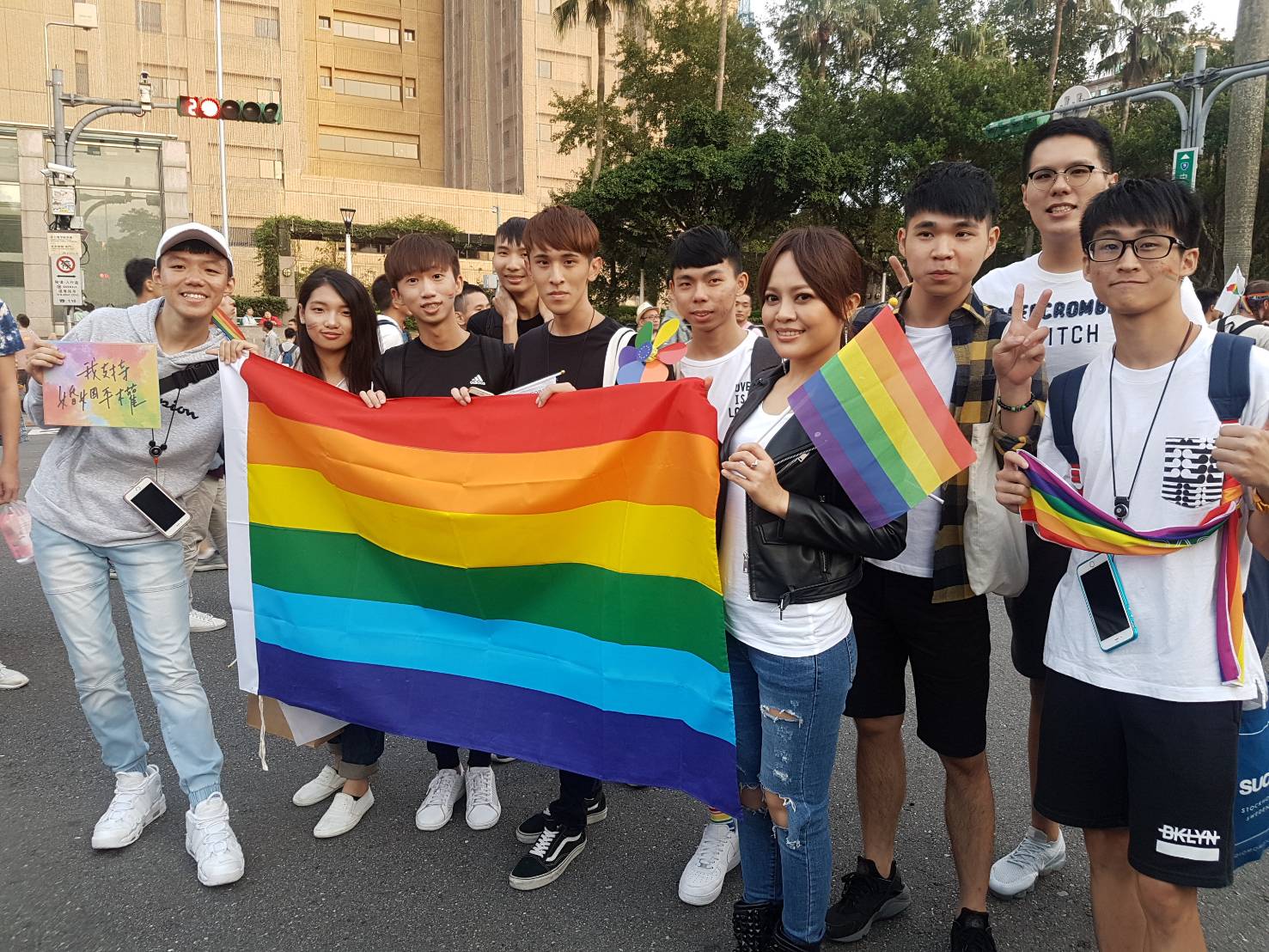 戴愛玲特地到凱達格蘭大道與參與遊行的民眾合照。（讀者提供）