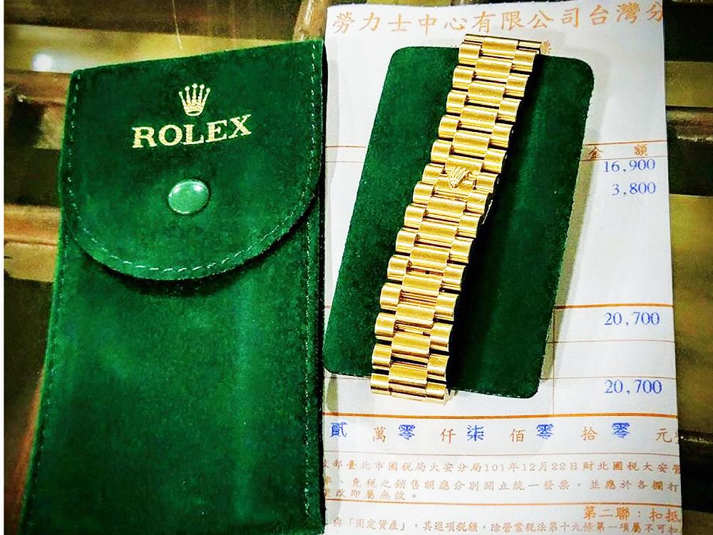 隨著服務費調漲，這幾年ROLEX在洗油後除附上發票外，另附贈精美的綠色絨布錶套一只，較過去僅提供塑膠套稍有進步。