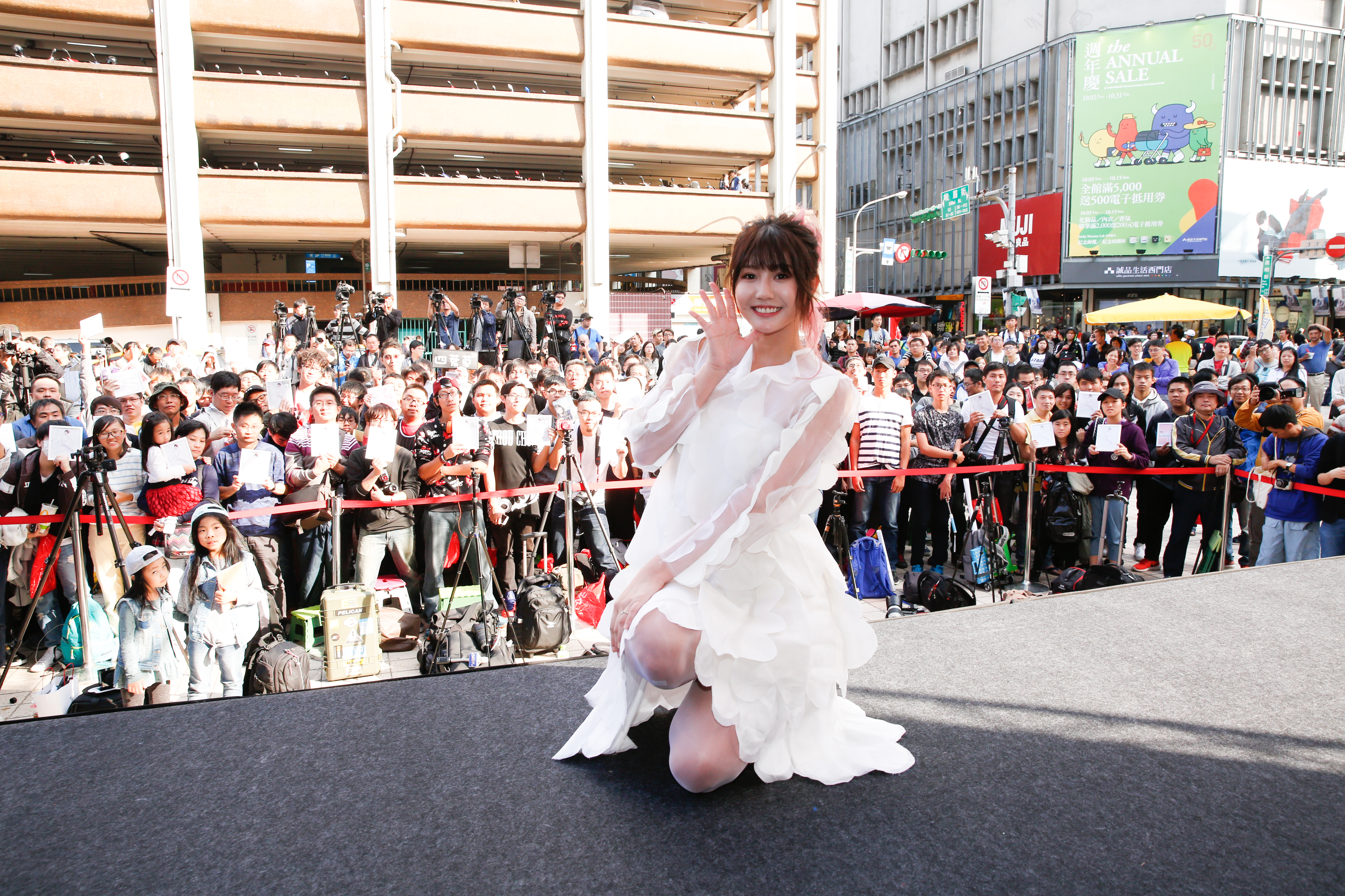 罩杯升級到D，四葉草的感情依然原地踏步，至今單身的她坦言喜歡像李榮浩那樣有才華的男孩，無奈對方已名草有主。