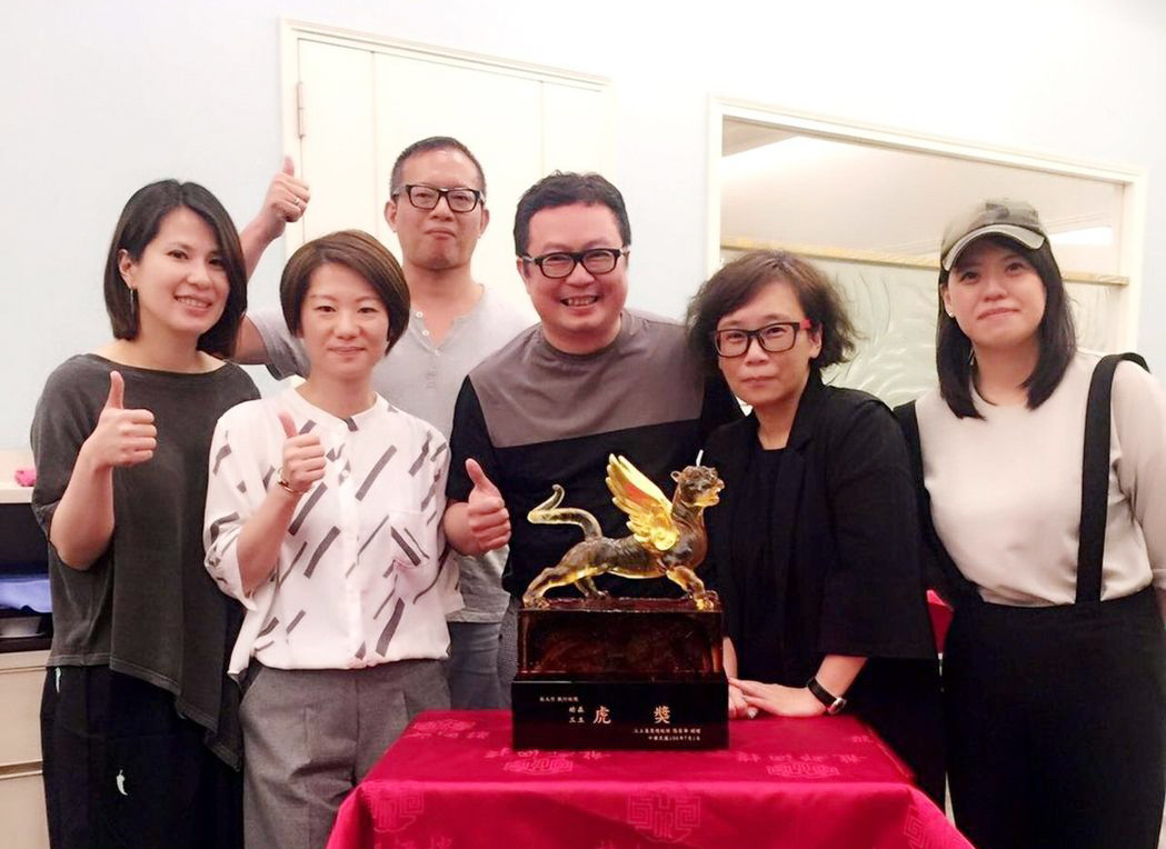 莊文信（前排右三）是華流教父張榮華的左右手，三立多年來自製戲劇，曾捧紅阮經天、隋棠、明道、陳喬恩、郭采潔等明星。（翻攝華人創作官網臉書）