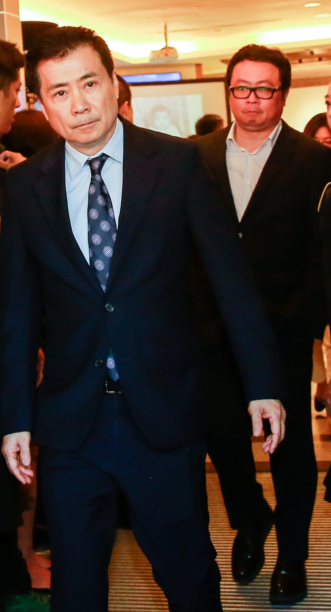 三立電視爆發貪瀆弊案，讓張榮華（左）大義滅親，親上火線對外甥（右）提告。