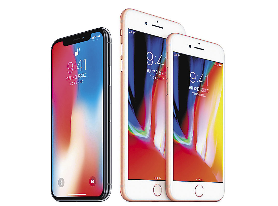 iPhone 8（中、右）買氣不振是因為果粉在等待iPhone X（左），這樣的拉貨潮將延伸至明年第1季，但這恐怕是台股的最後煙火。（翻攝自蘋果官網）
