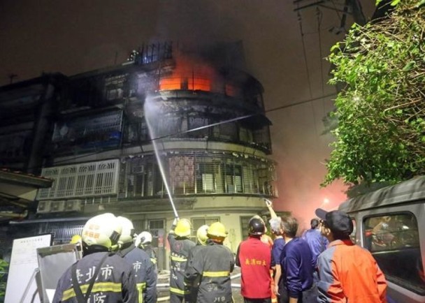 凌晨3點台北市驚傳暗夜惡火，奪去陋巷內4樓賴姓一家4口性命。（翻攝畫面）