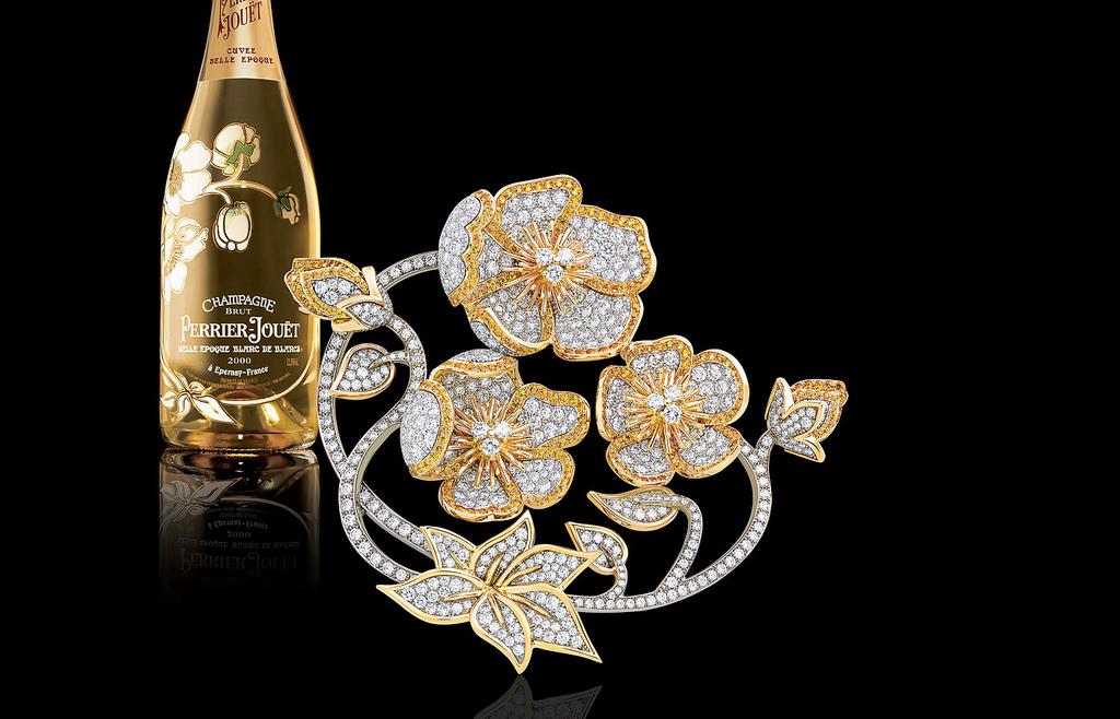 巴黎芳登廣場百年珠寶世家VCA梵克雅寶，專用香檳是「巴黎之花」Perrier-Jouet，還曾經以其新藝術風格的花形商標，製作頂級珠寶別針。