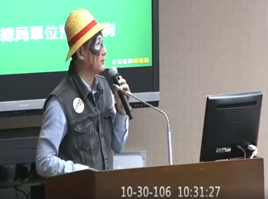民進黨立委鄭運鵬今在交通委員會質詢時扮成《航海王》漫畫中的主角魯夫。(翻攝立法院iVod轉播系統)