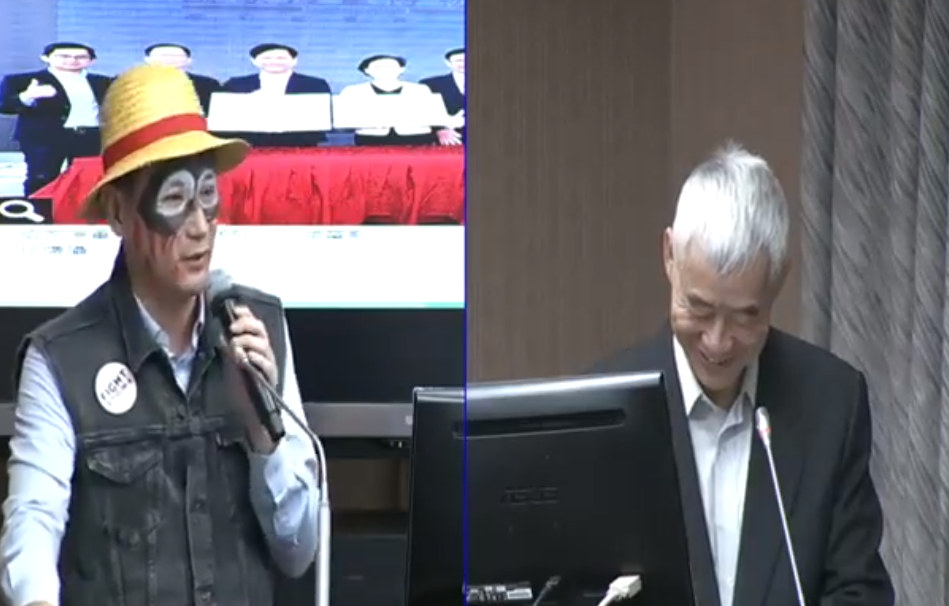 民進黨立委鄭運鵬今變裝質詢,讓交通部長賀陳旦在備詢台上頻頻笑場。(翻攝立法院iVod轉播系統)