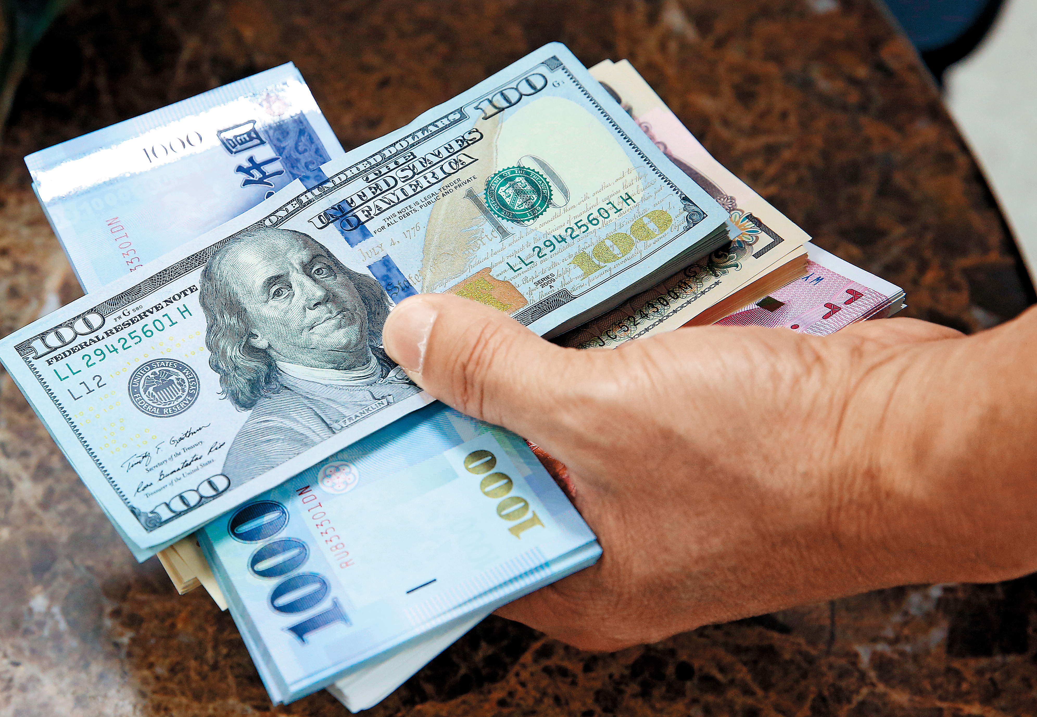 新台幣兌美元升值,不是買美元「計價」的基金就有利,重點是該基金含有多少比重的美元資產。