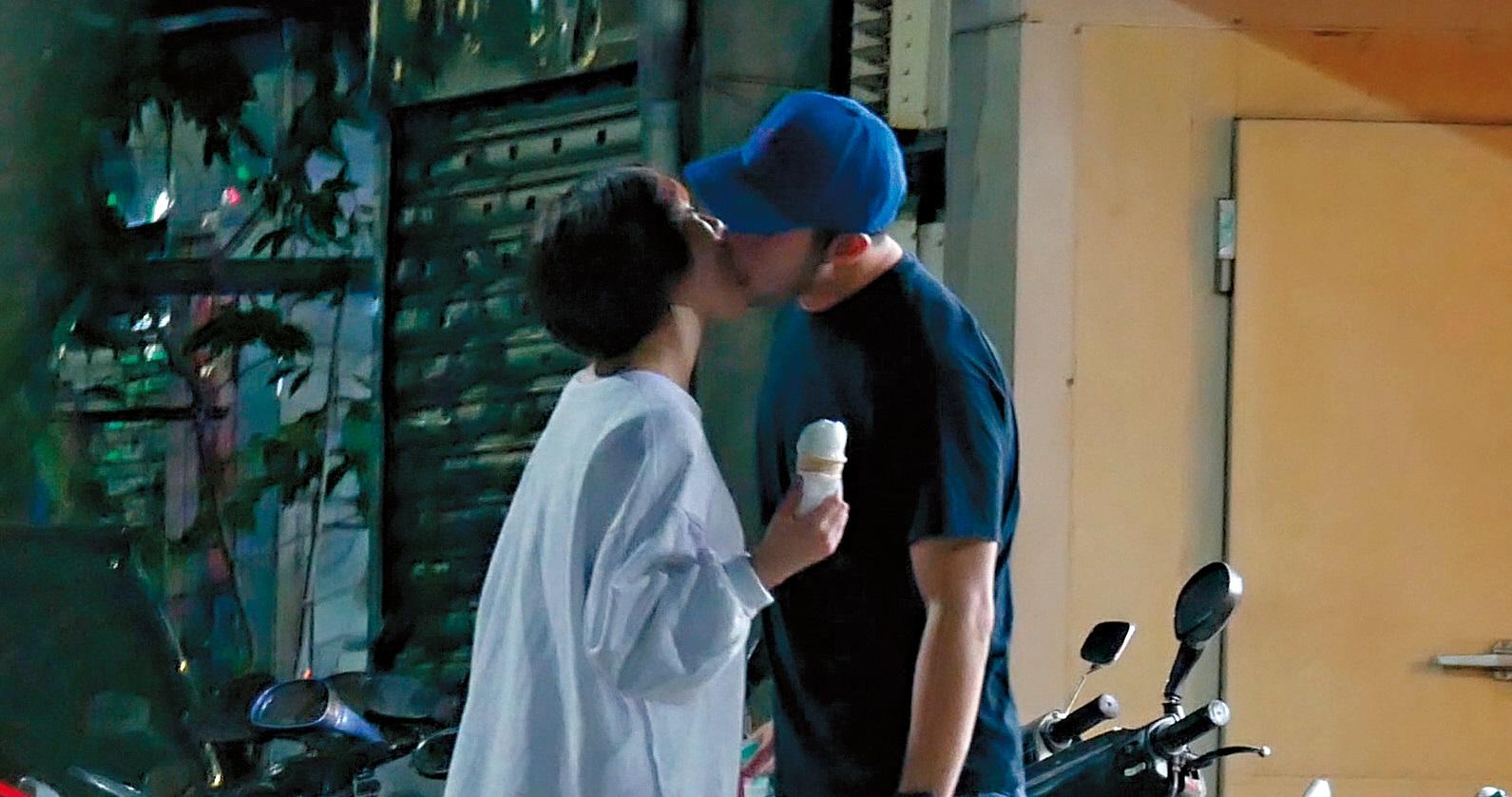李伯恩走出來直接往女友的嘴唇進攻,兩人在深夜街頭熱情喇舌,相當濃情蜜意。