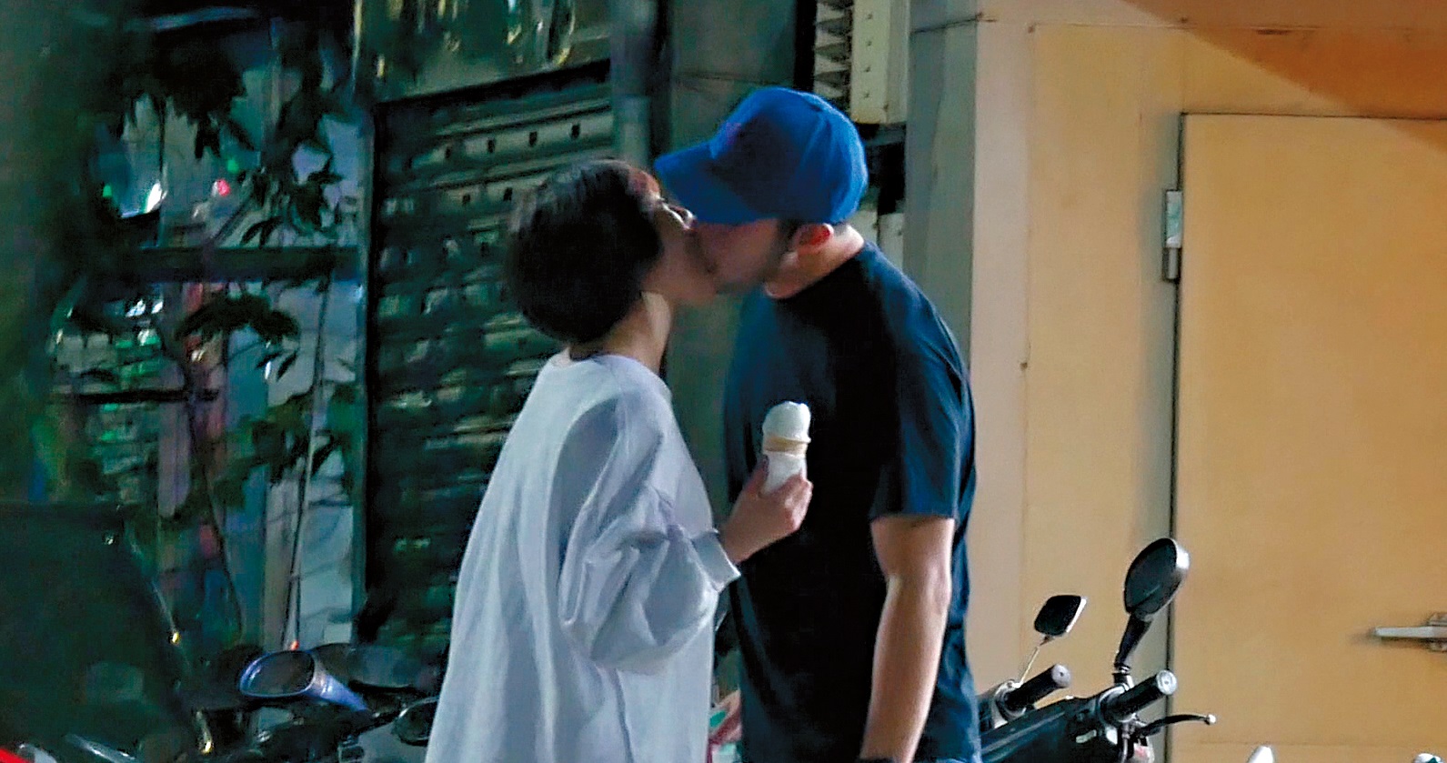 李伯恩走出來直接往女友的嘴唇進攻，兩人在深夜街頭熱情喇舌，相當濃情蜜意。