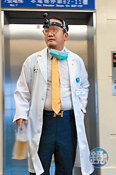 安南醫院耳鼻喉科主治醫師邱怡喬醫術高明，作風相當炫富，醫師袍內還繫著要價3萬多元的愛馬仕皮帶。（讀者提供）