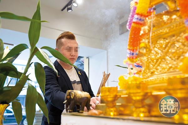 卡登大公子張育晟面對妻子疑似不忠，還帶走襁褓中的兒子，只好求助神明。