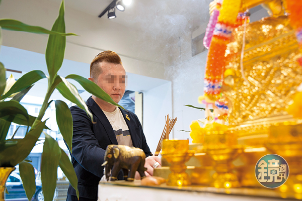 卡登大公子張育晟面對妻子疑似不忠，還帶走襁褓中的兒子，只好求助神明。