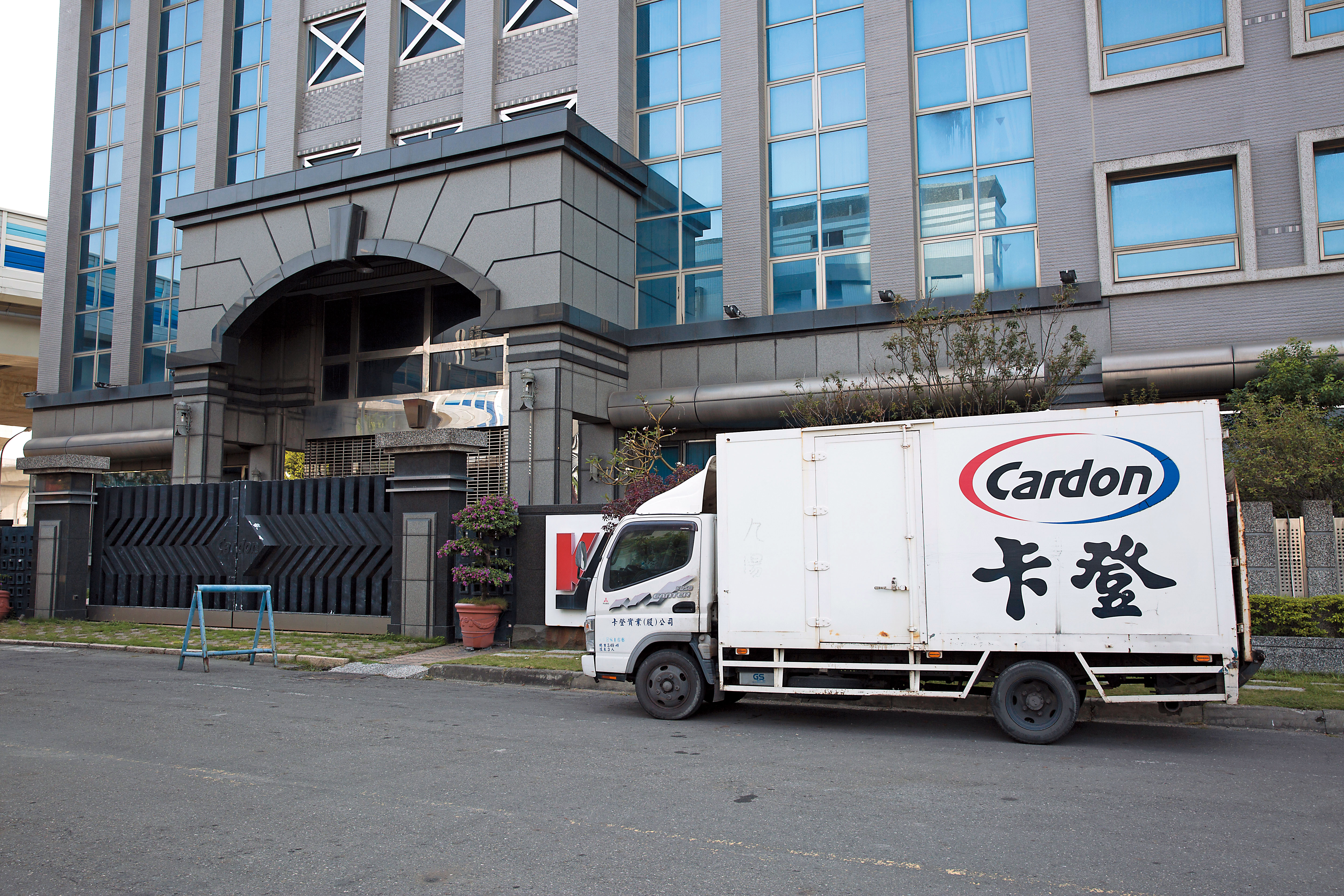 號稱全台最大卡片製造商卡登實業，年營收至少3億元，甚至連選票、台灣彩券也是卡登的客戶。