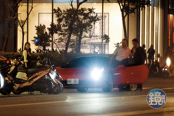 網友直擊，紅色法拉利在週末夜出現在高鐵左營站前，上車的正是耳鼻喉科名醫邱怡喬（左2）。（讀者提供）